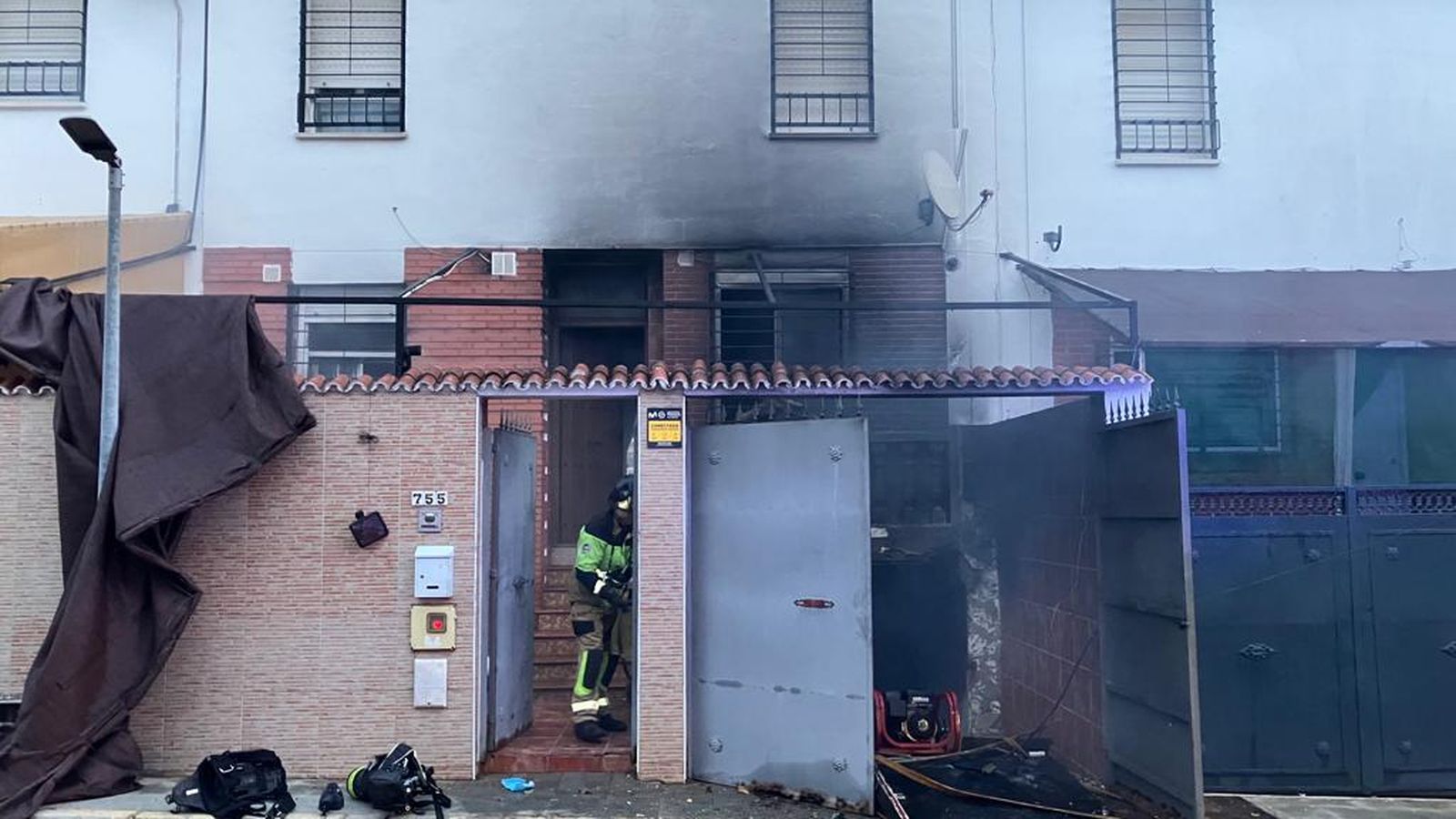 Adosado afectado por la deflagración.