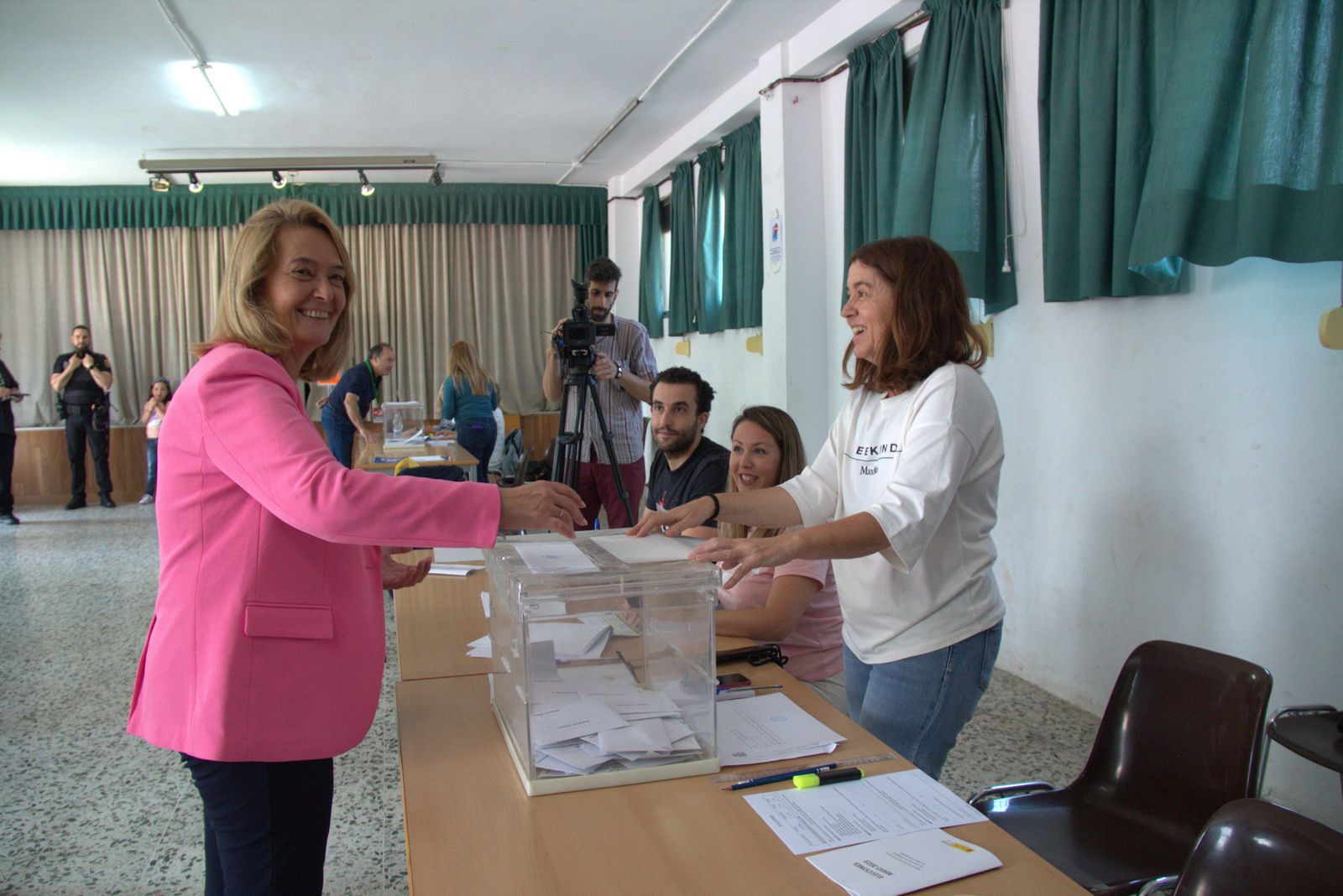 Fotos: así está votando la Costa de Granada en el inicio de las elecciones municipales 2023