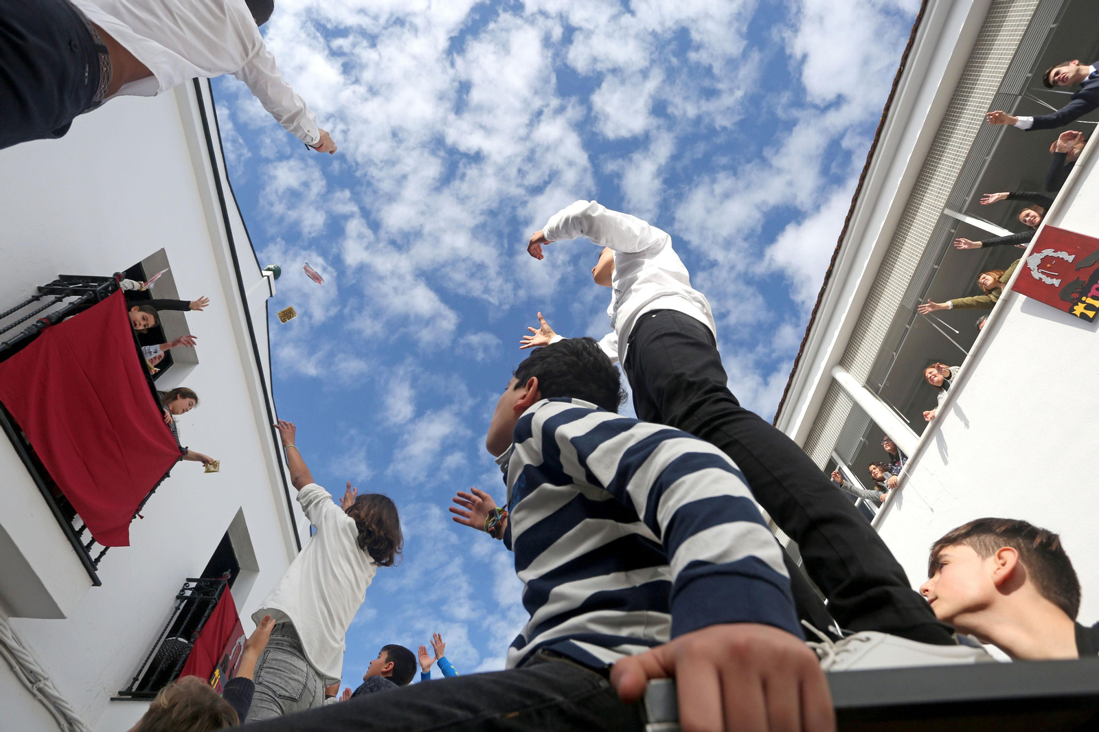 Los triguereños participando en las tradicionales tiradas de San Antonio Abad