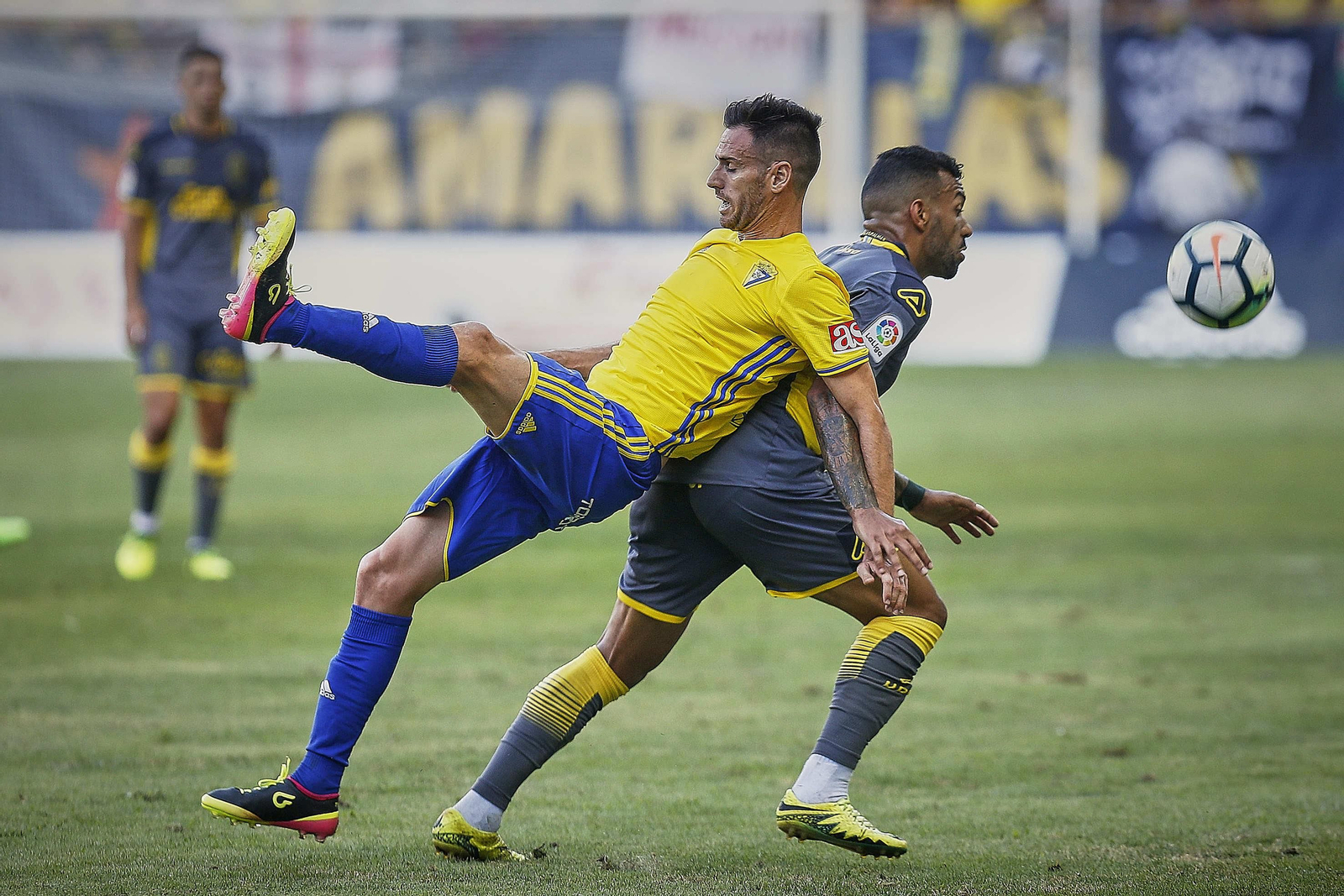 Rubén Cruz pugna con un jugador de Las Palmas en la semifinal del Trofeo Carranza