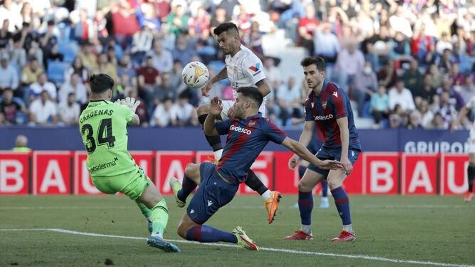 Tecatito Corona bate al portero del Levante con un toque sutil de vaselina tras su control.
