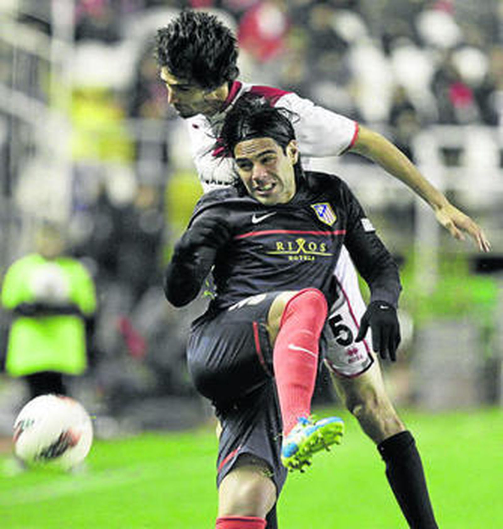 Falcao intenta controlar con la dura presión de Arribas.