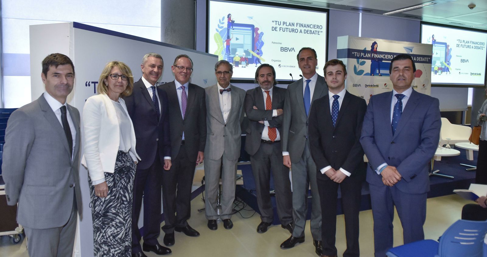 David Carrasco, director Comercial, Pensiones y Marketing de BBVA Asset Management; Rosa Melero, directora de Loyola Executive Education; José Ballester, director territorial BBVASur; Felipe Granados, director general de Grupo Joly; José Antonio Herce, presidente del Foro de Expertos BBVA Mi Jubilación; Alberto Grimaldi, redactor jefe de Economía de Grupo Joly; Luis Vadillo, director del Instituto de Pensiones de BBVA; Miguel Carlos Puerto, estudiante de 5º curso de ADE y Derecho; Francisco Pérez, adjunto al rector de la Universidad Loyola Andalucía.