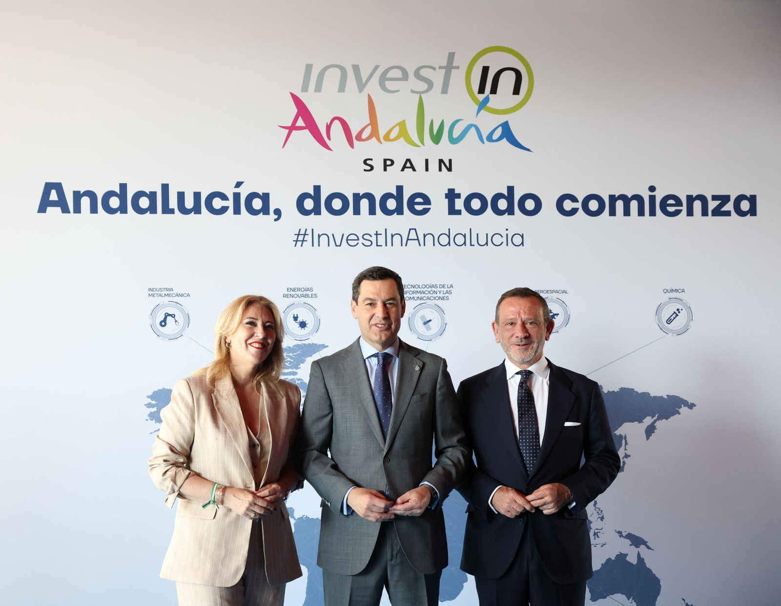 El presidente de la Junta, Juanma Moreno, junto a la consejera de Hacienda, Carolina España y el director de Andalucía Trade, Antonio Castro