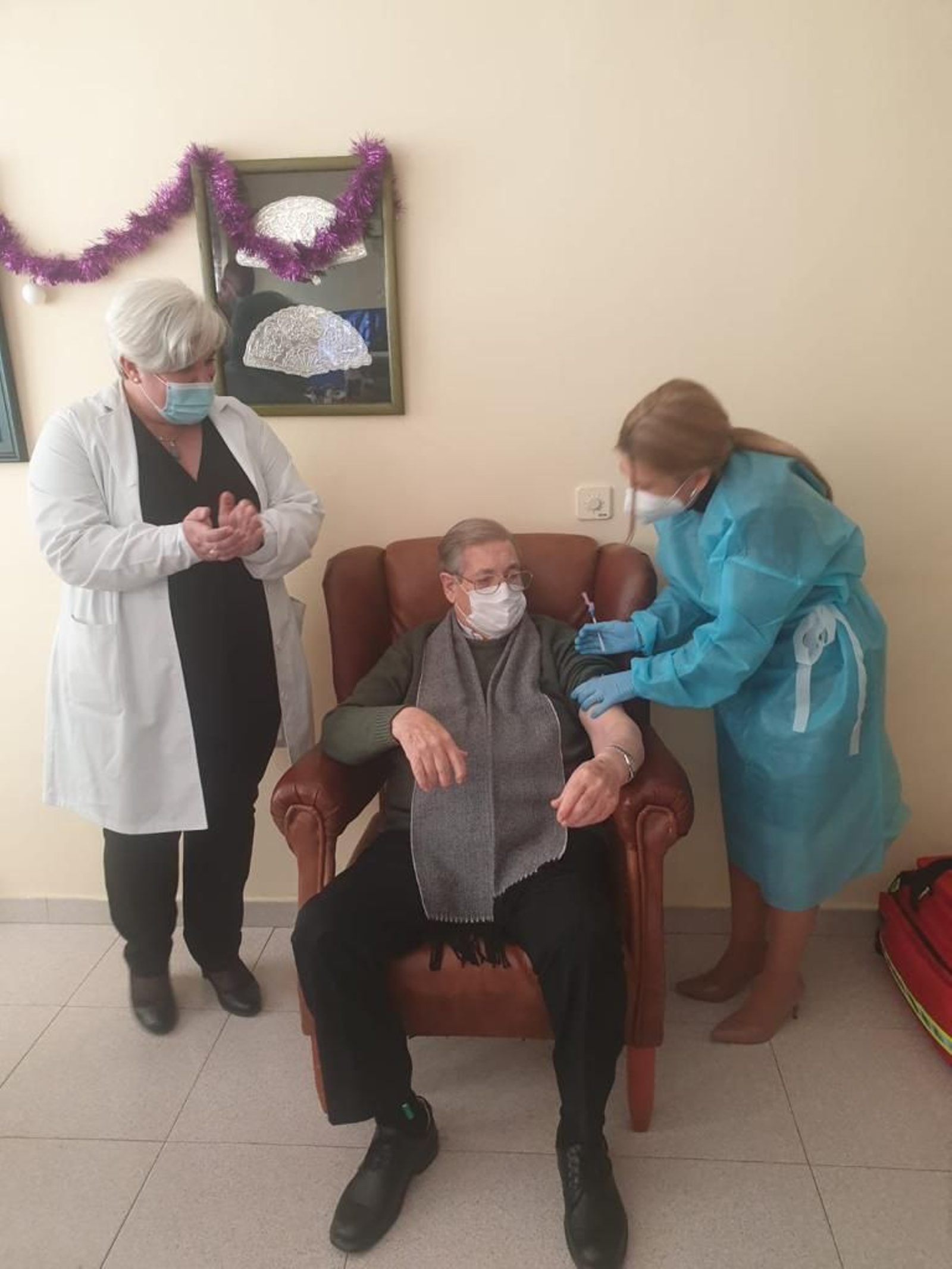 Fotos de un día histórico: así ha sido la vacunación en Granada