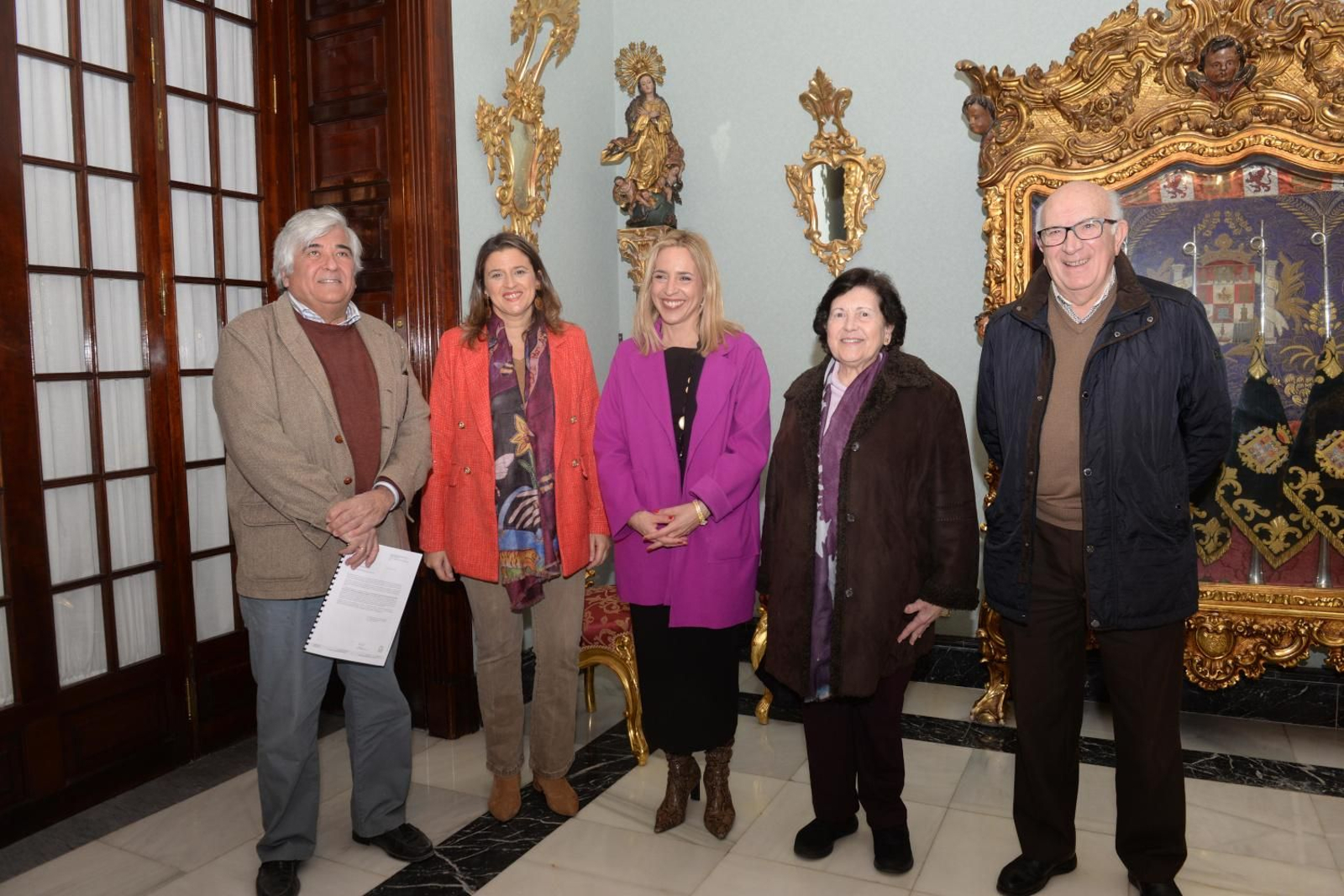 La presidenta de la Diputación, Almudena Martínez del Junco, junto a la presidenta de la Fundación, Patrocinio Fraga, y la portavoz del PP de Sanlúcar, Carmen Pérez.