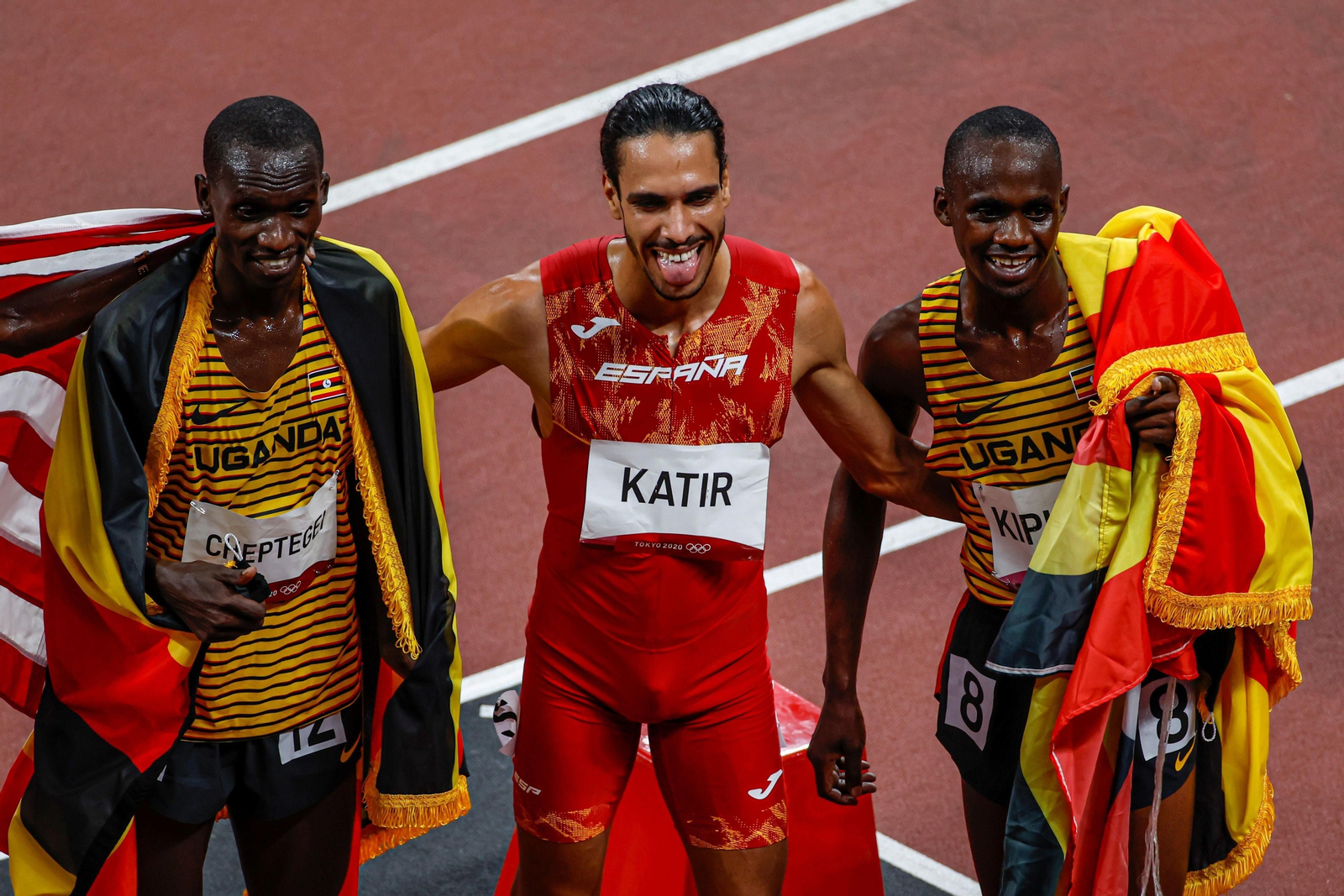 El español Mohamed Katir (c) posa junto a los ugandeses Joshua Kiprui Cheptegei y Jacob Kiplimo.