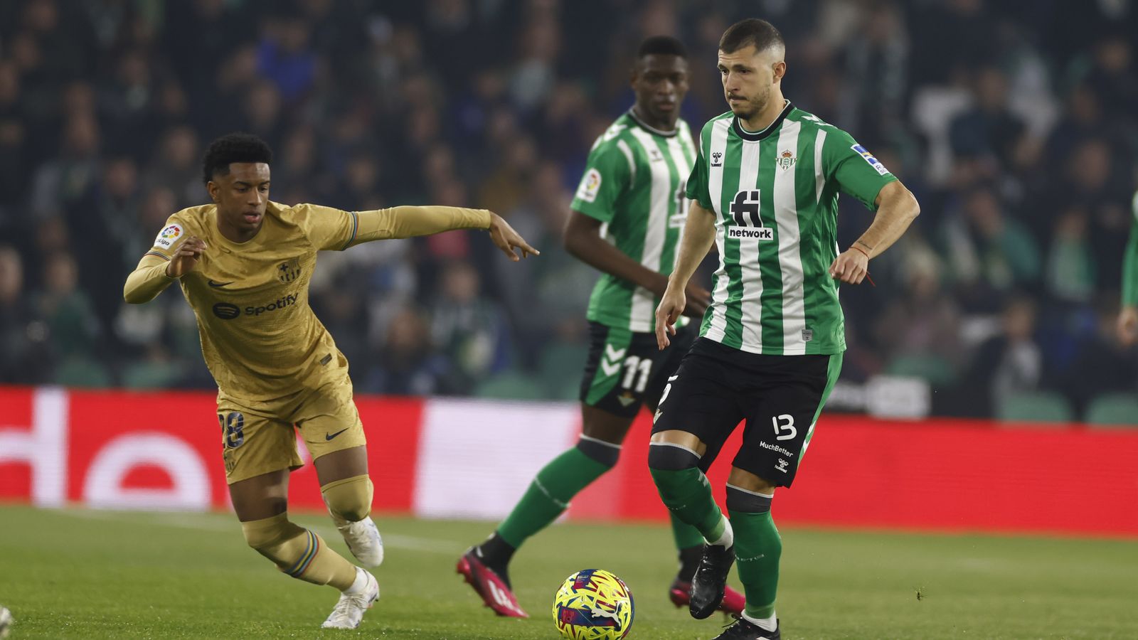 Guido Rodríguez juega el balón ante Balde.