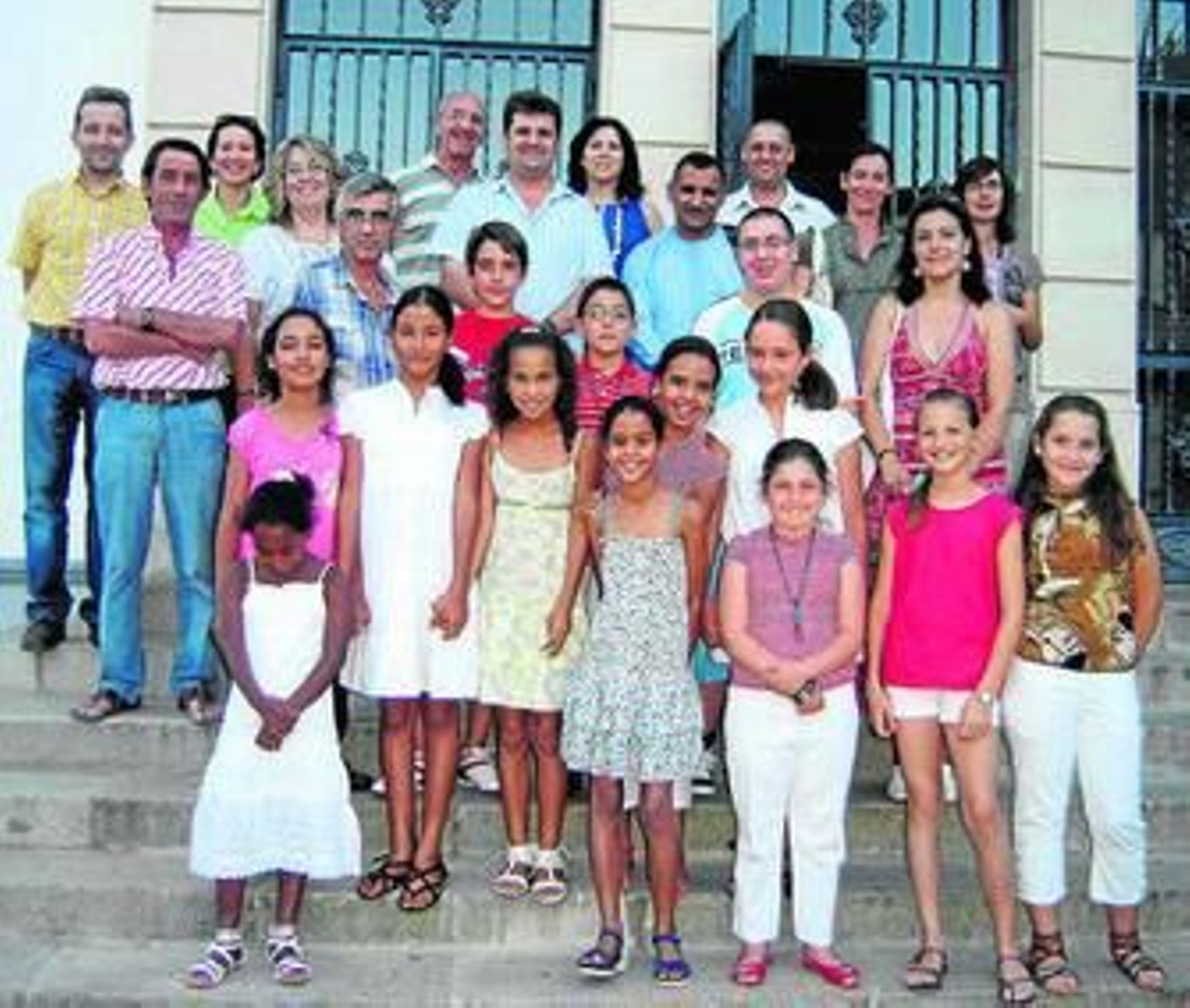 El regidor olvereño, las niñas, las familias de acogida y miembros de las asociaciones, en la bienvenida.