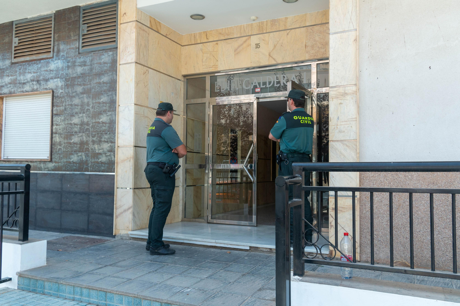 Imagen de archivo de dos guardias civiles custodiando la entrada a un bloque de viviendas