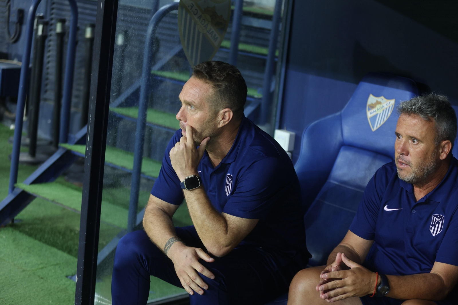 Luis Tevenet, en el banquillo del Málaga CF, con el Atlético de Madrid B.