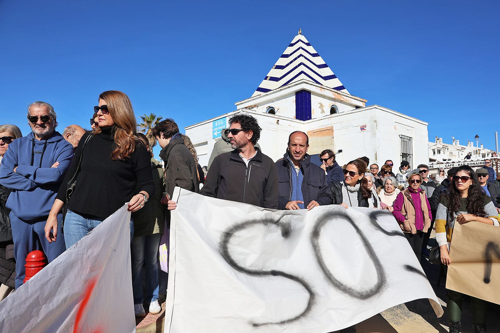 Fotografías de la concentración de los vecinos de Matalascañas tras los destrozos del paseo marítimo