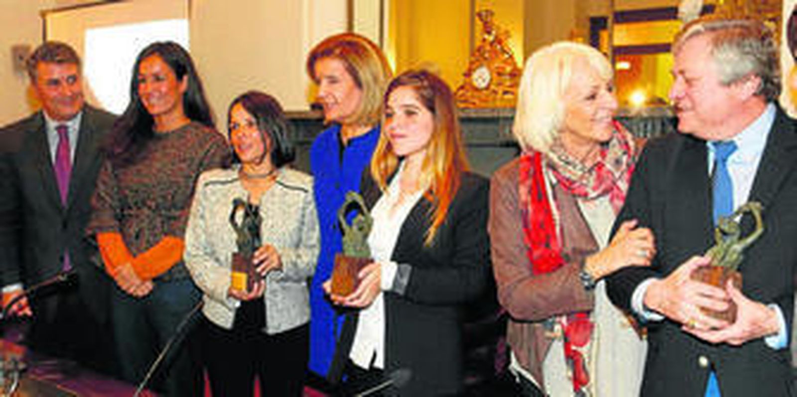 Teófila Martínez con el padre de Leopoldo López,  junto a las hijas de Ledezma, la ministra Fátima Báñez e Ignacio Romaní, que entregó los premios .