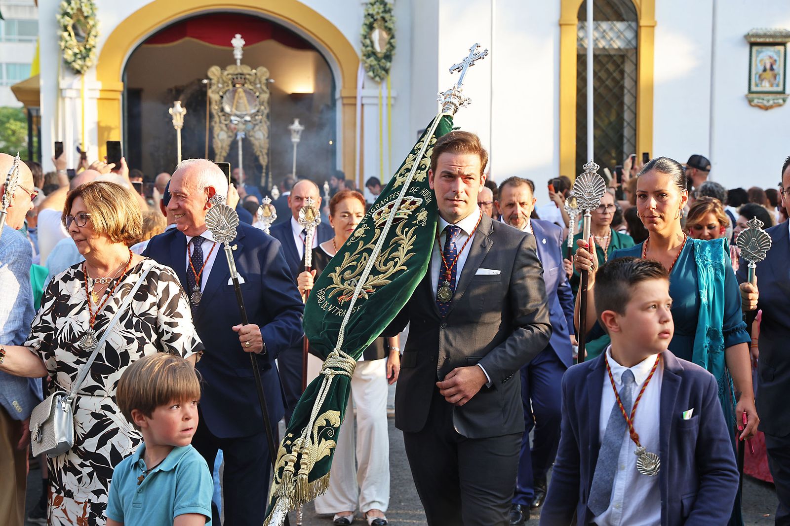 Imágenes del Rosario Jubilar rociero celebrado por las 25 hermandades filiales de la Matriz de Almonte en La Merced