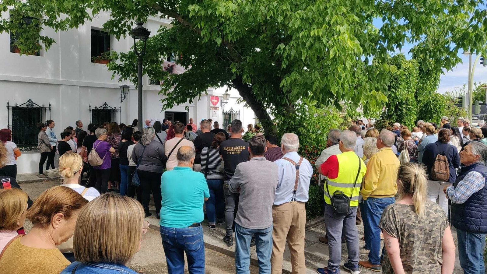 Vecinos concentrados este viernes por la mañana en la plaza del Ayuntamiento de La Barca.