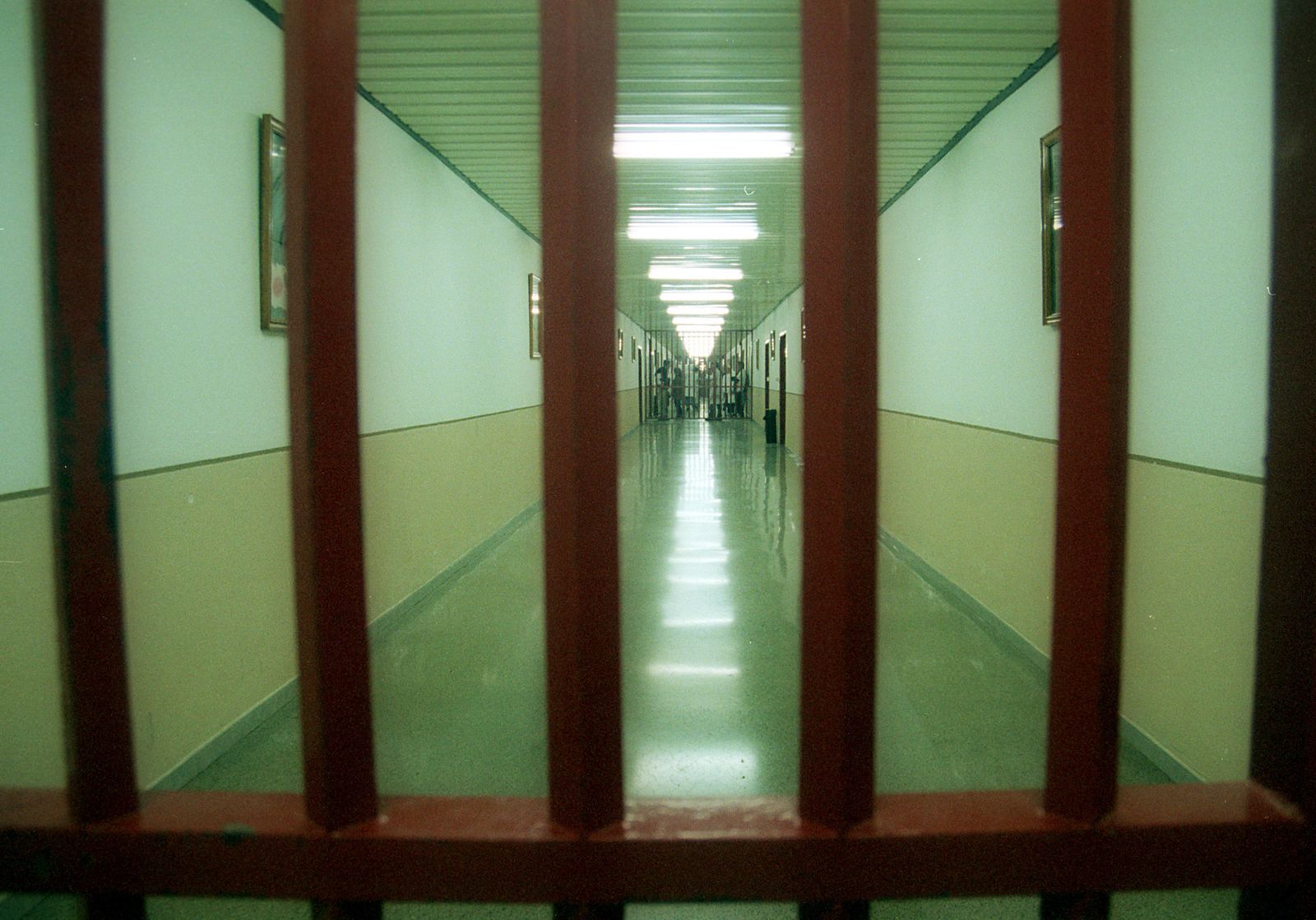Imagen de archivo de uno de los pasillos de un centro penitenciario.