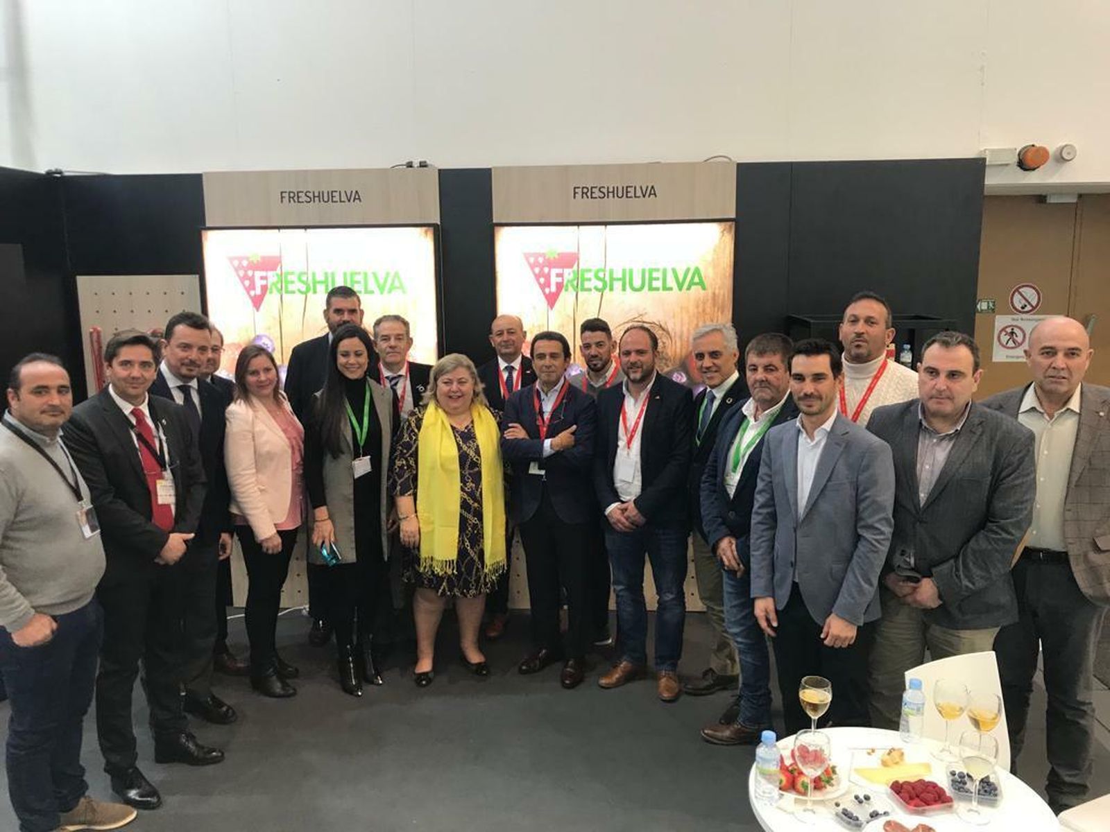 La eurodiputada con representantes del sector de los frutos rojos de Huelva.