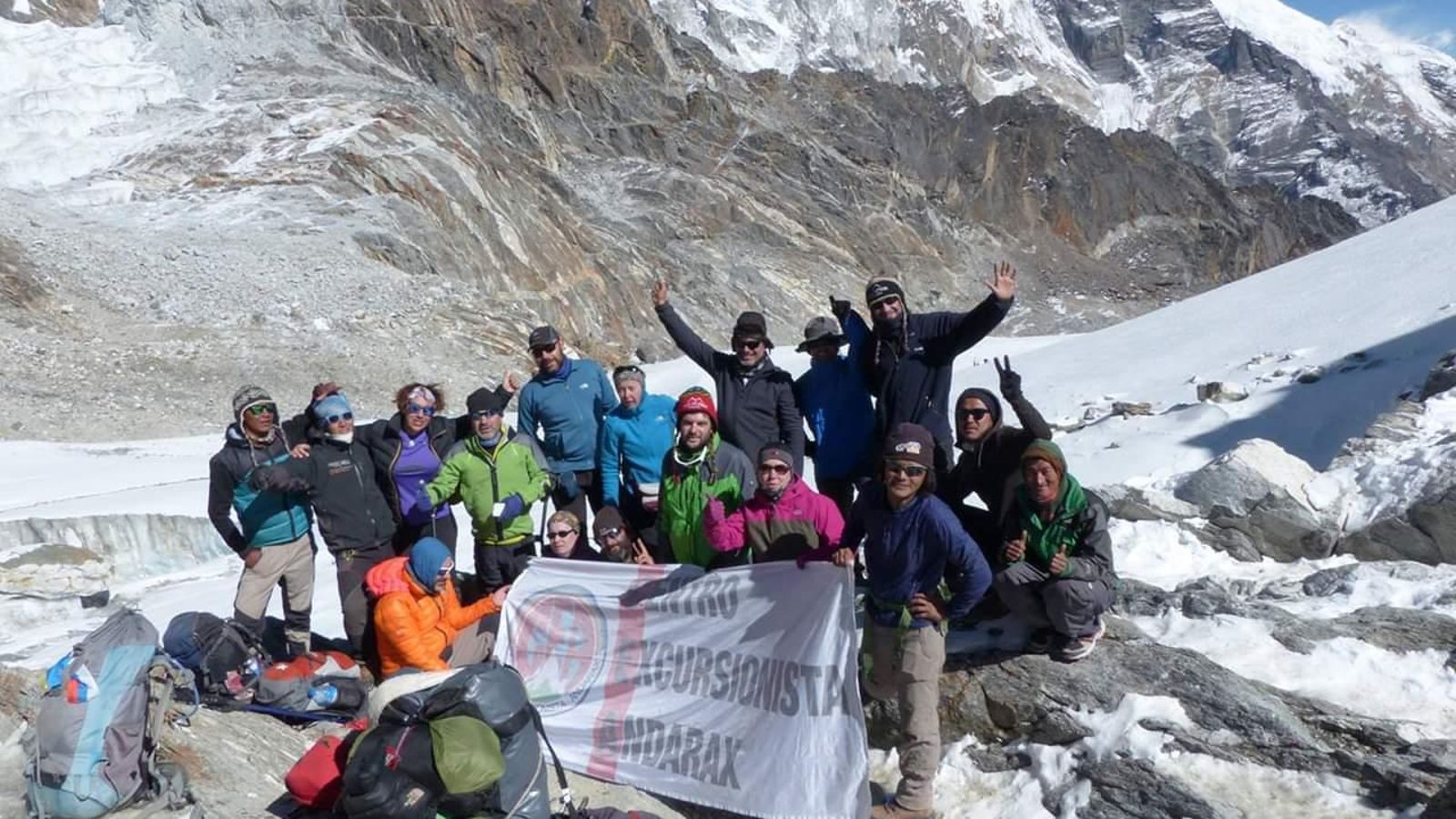 En el paso del Chola 5.400 msnm comunica los valles del Khumbu  y Gokyo