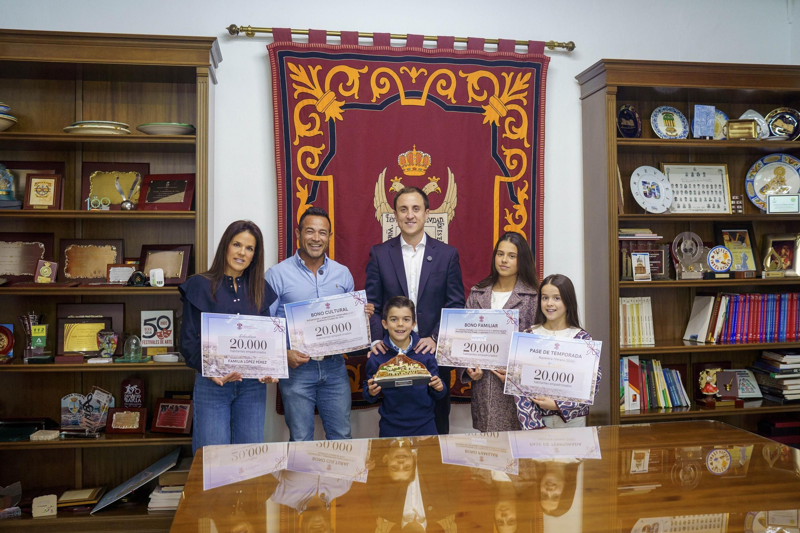 Foto del alcalde con la Familia 20.000 empadronada en Vera en la entrega de regalos.