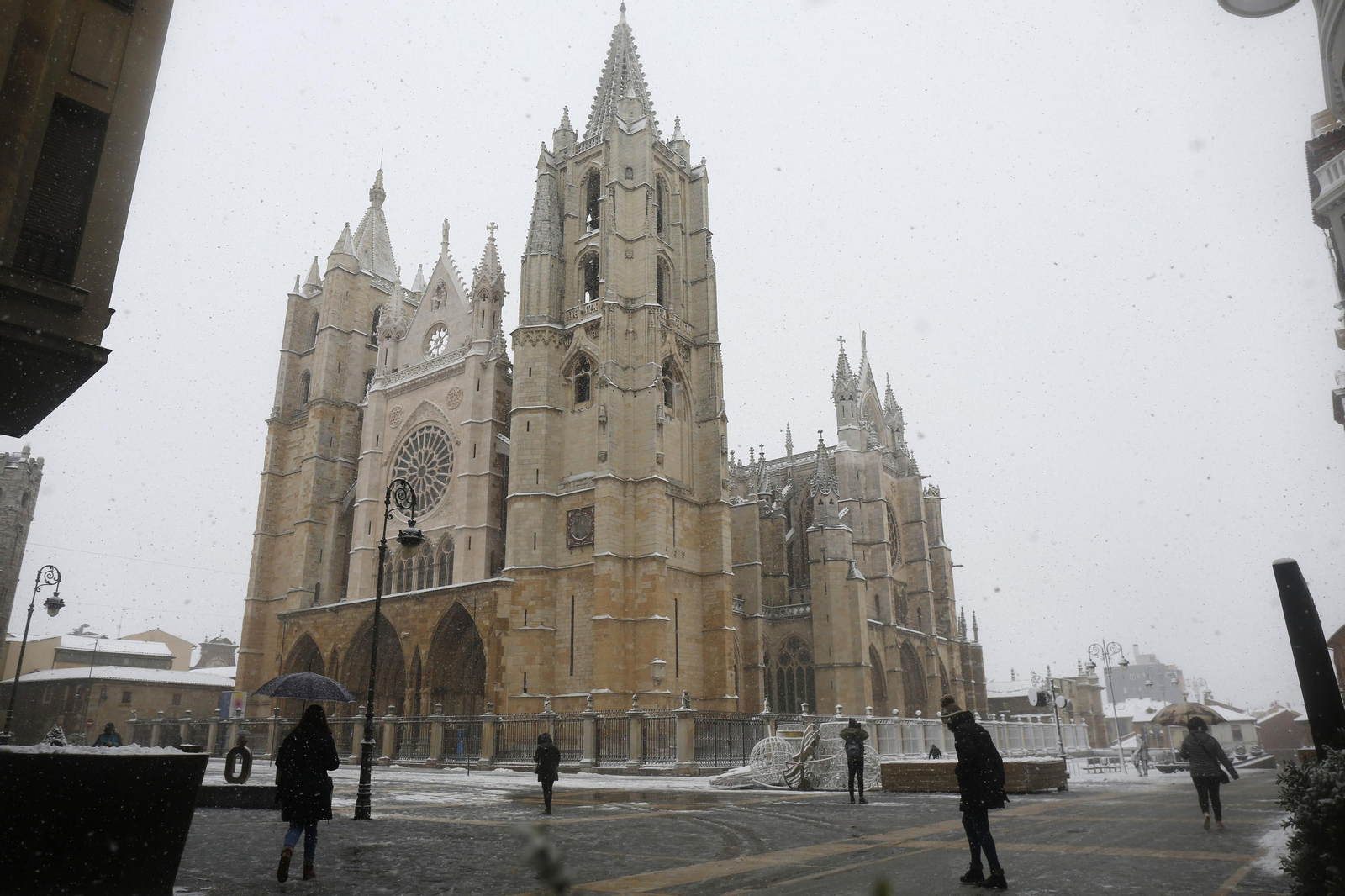 León capital bajo el manto blanco.