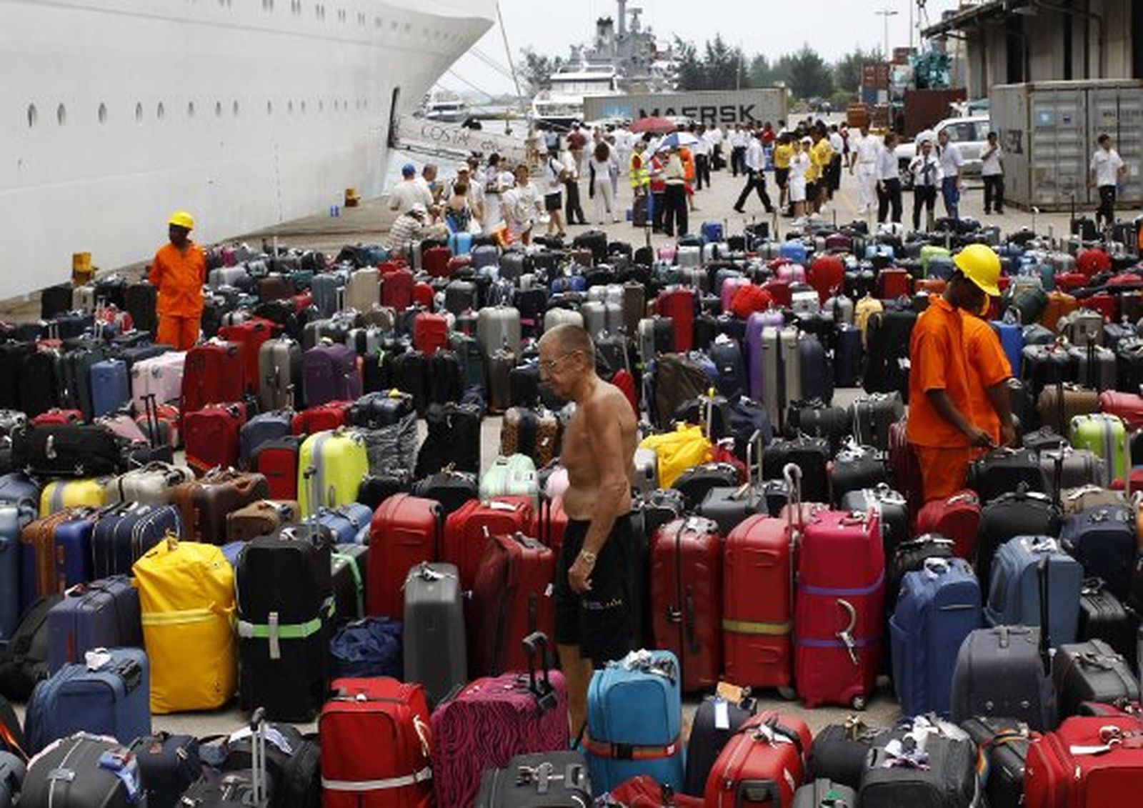 El crucero incendiado 'Costa Allegra' llega a tierra