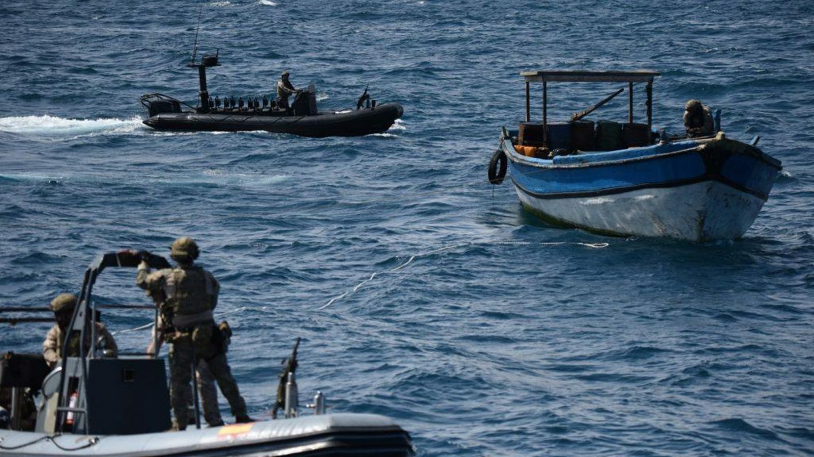 Personal de la fragata 'Canarias' alrededor del barco de Somalia.