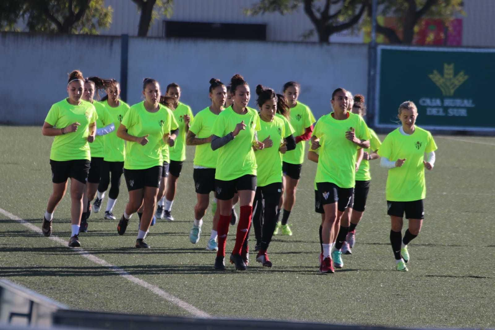 Las jugadoras del Sporting Puerto de Huelva realizan ejercicios de calentamiento.
