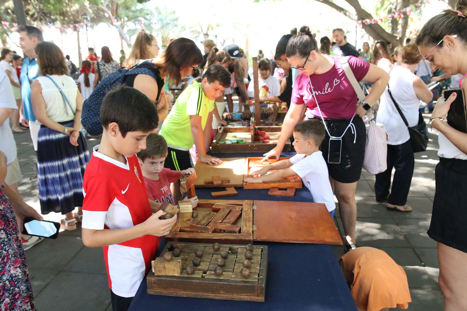 Los pequeños disfrutan descubriendo los juegos tradicionales en esta mañana de feria