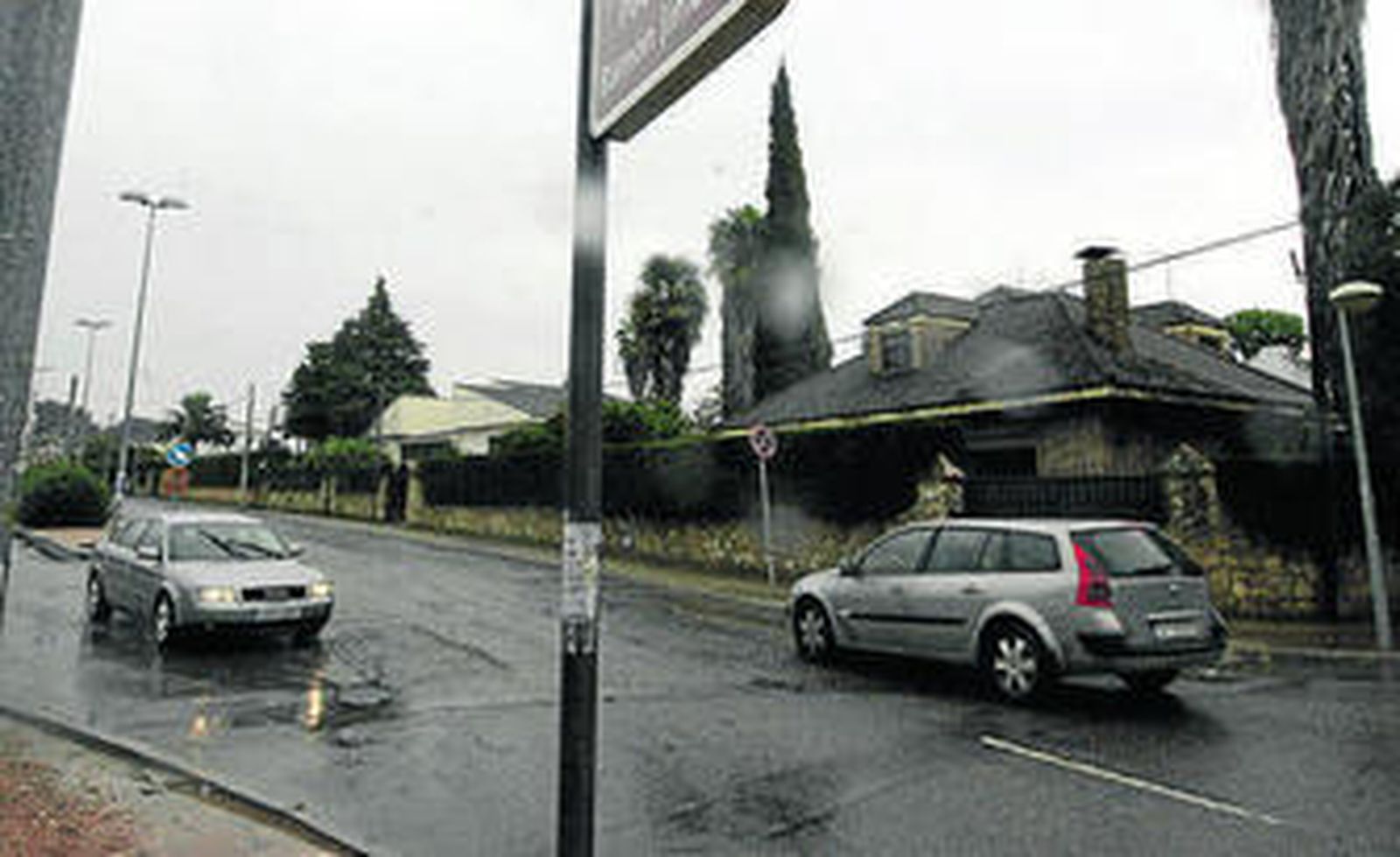 Unos vehículos pasan por la avenida Juan Ramón Jiménez.