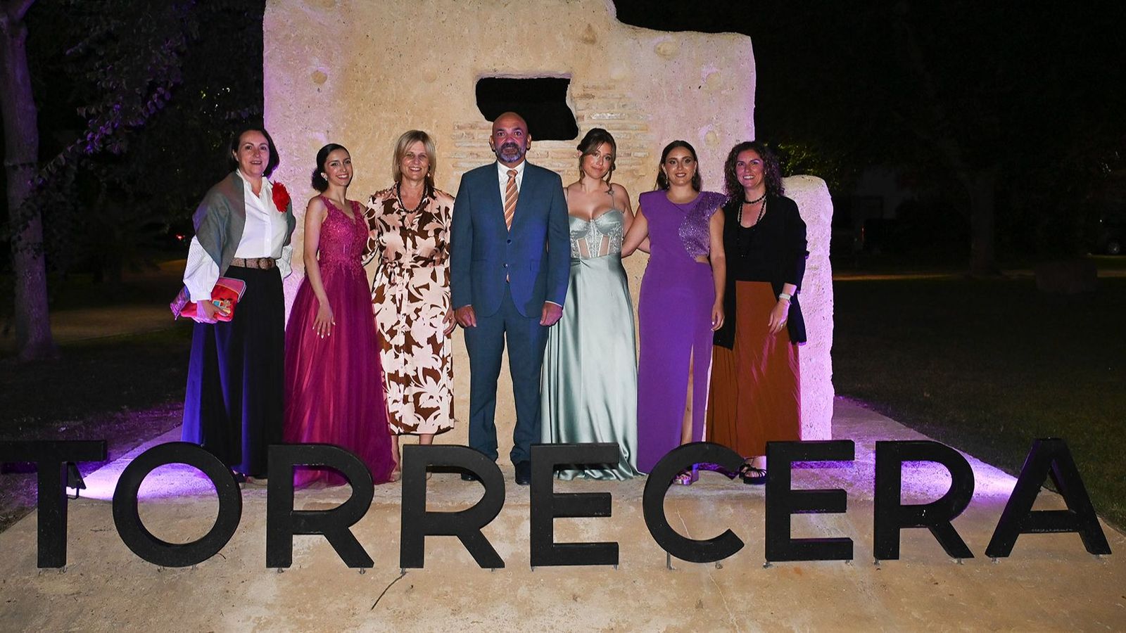 El alcalde Francisco Arcila junto a la alcaldesa de Jerez y las delegadas, con la reina y damas de la Feria de Torrecera.