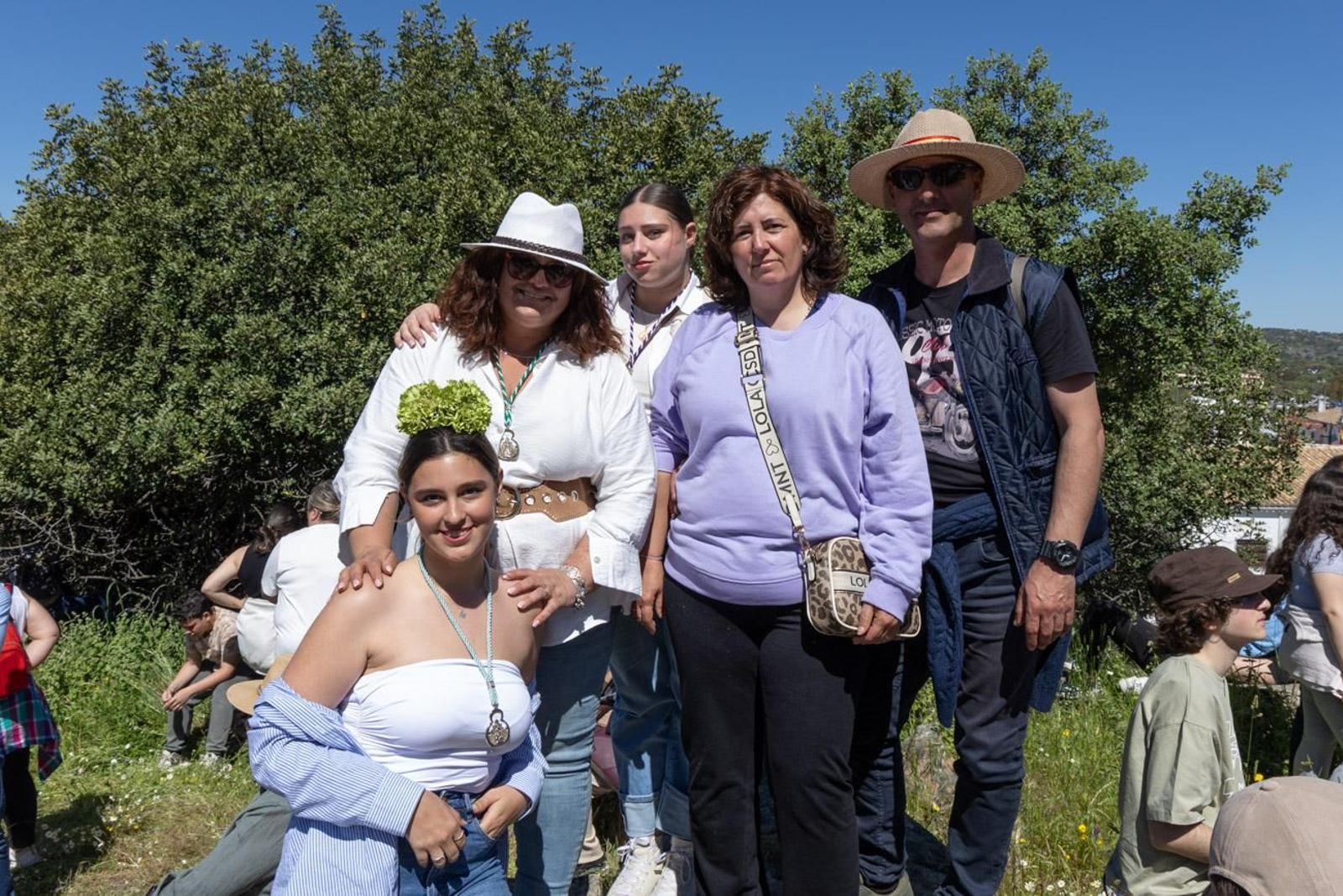 Miles de romeros acuden al encuentro de la Virgen de la Cabeza en su romería