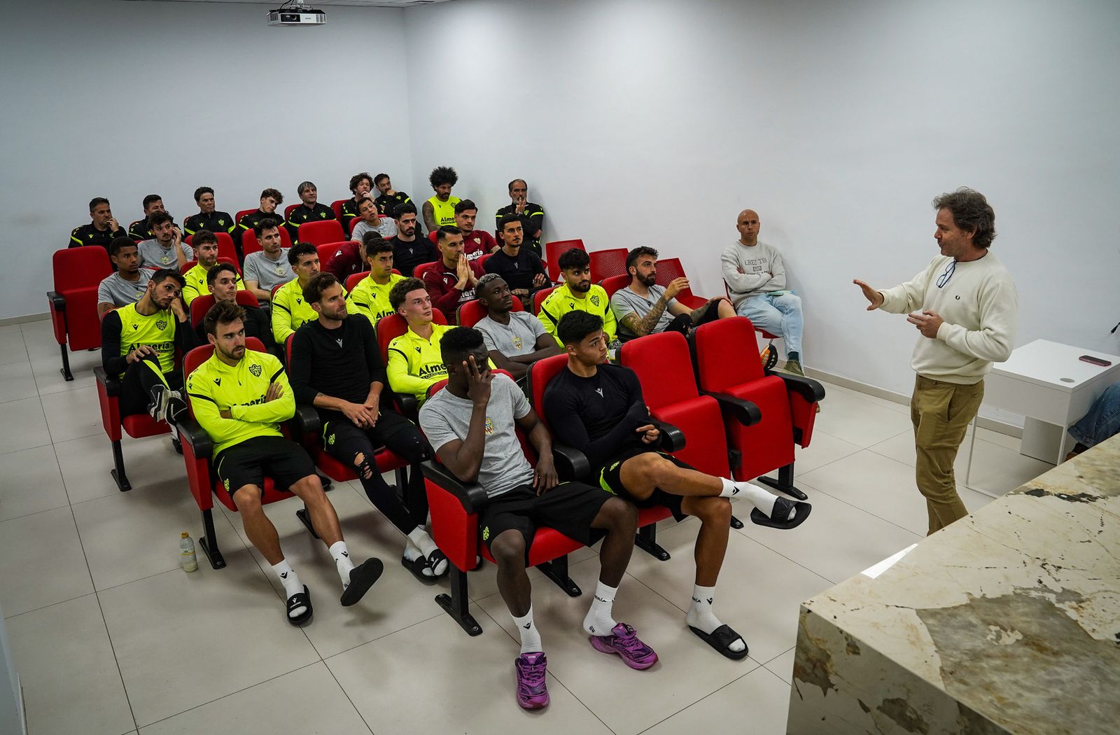 La charla tuvo lugar en la sala de vídeo