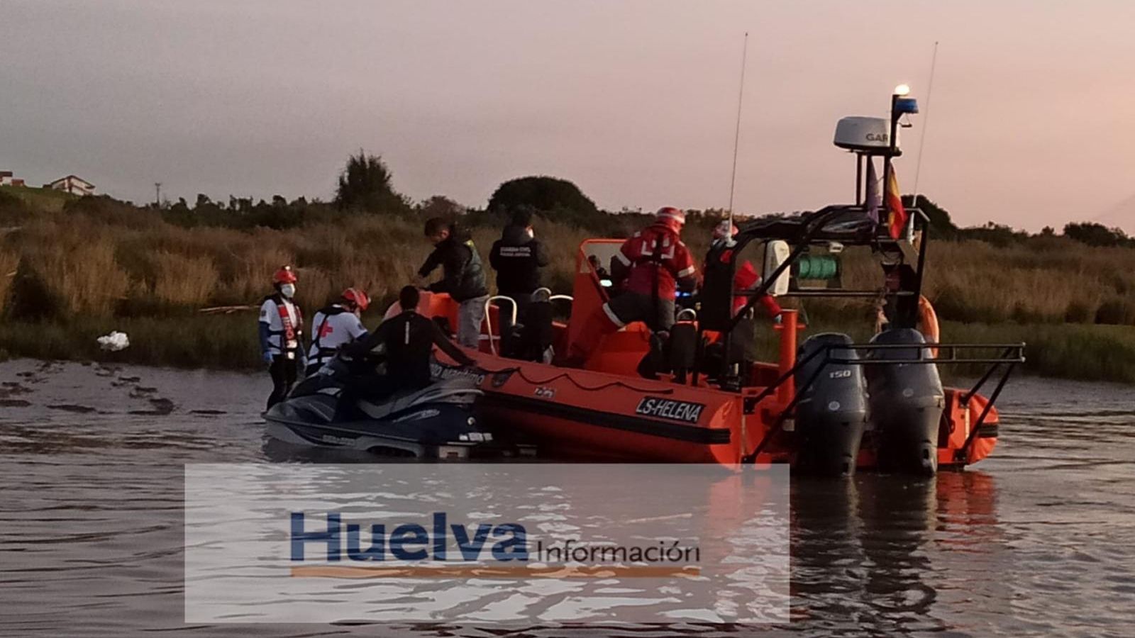Momento en que el cadáver es subido a bordo de la embarcación de rescate LS-Helena