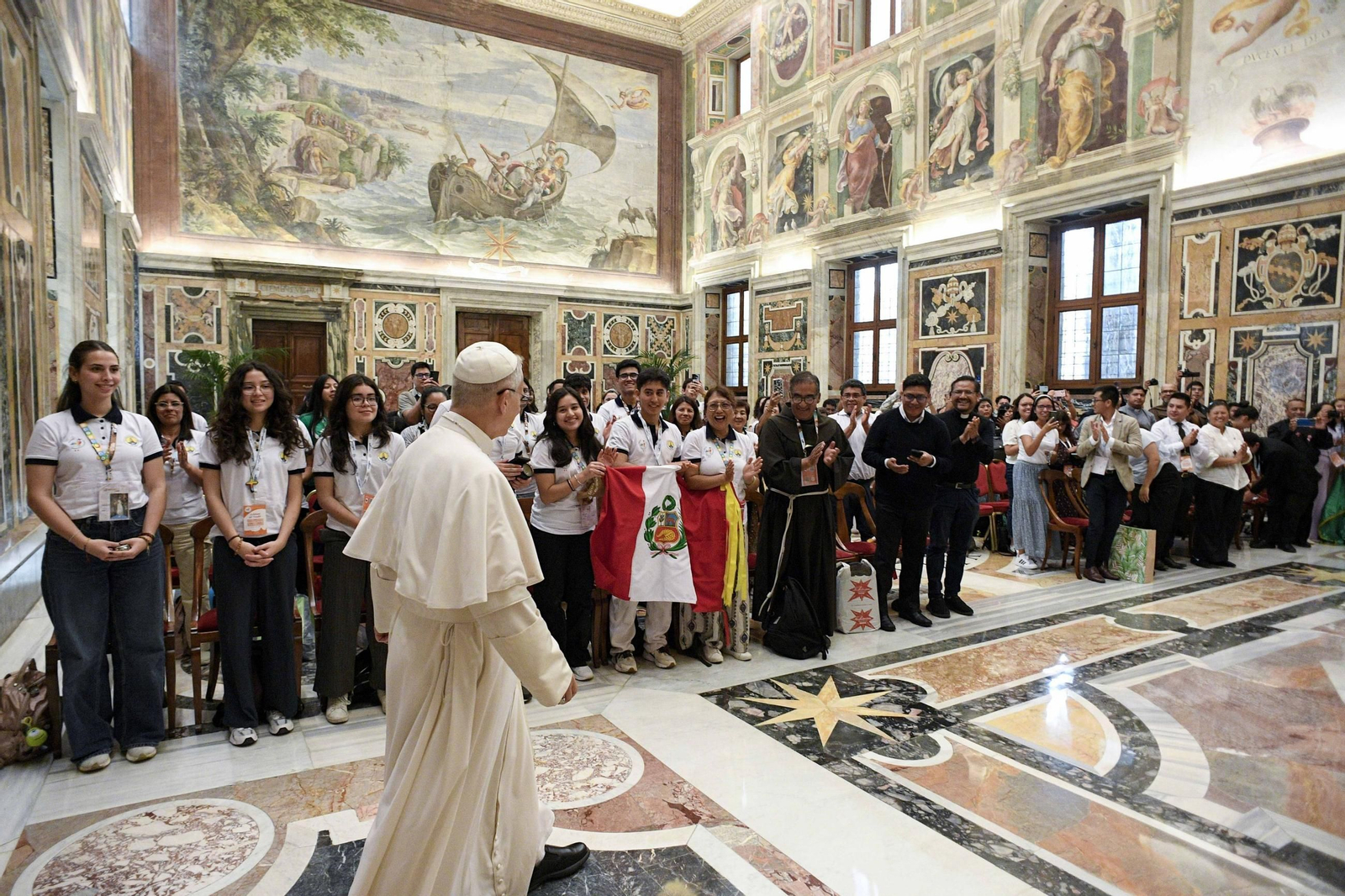 León XIV recibe a los jóvenes peruanos llegados para el Jubileo.