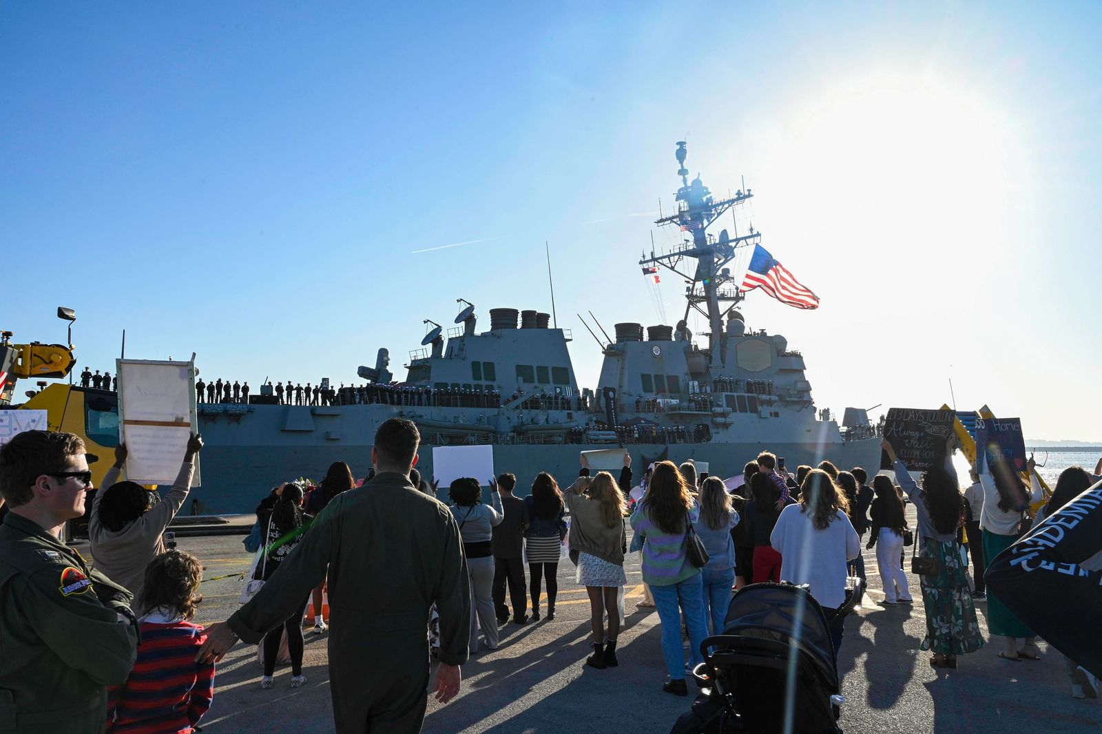 El destructor de EEUU 'USS Roosevelt' vuelve a la Base naval de Rota ...