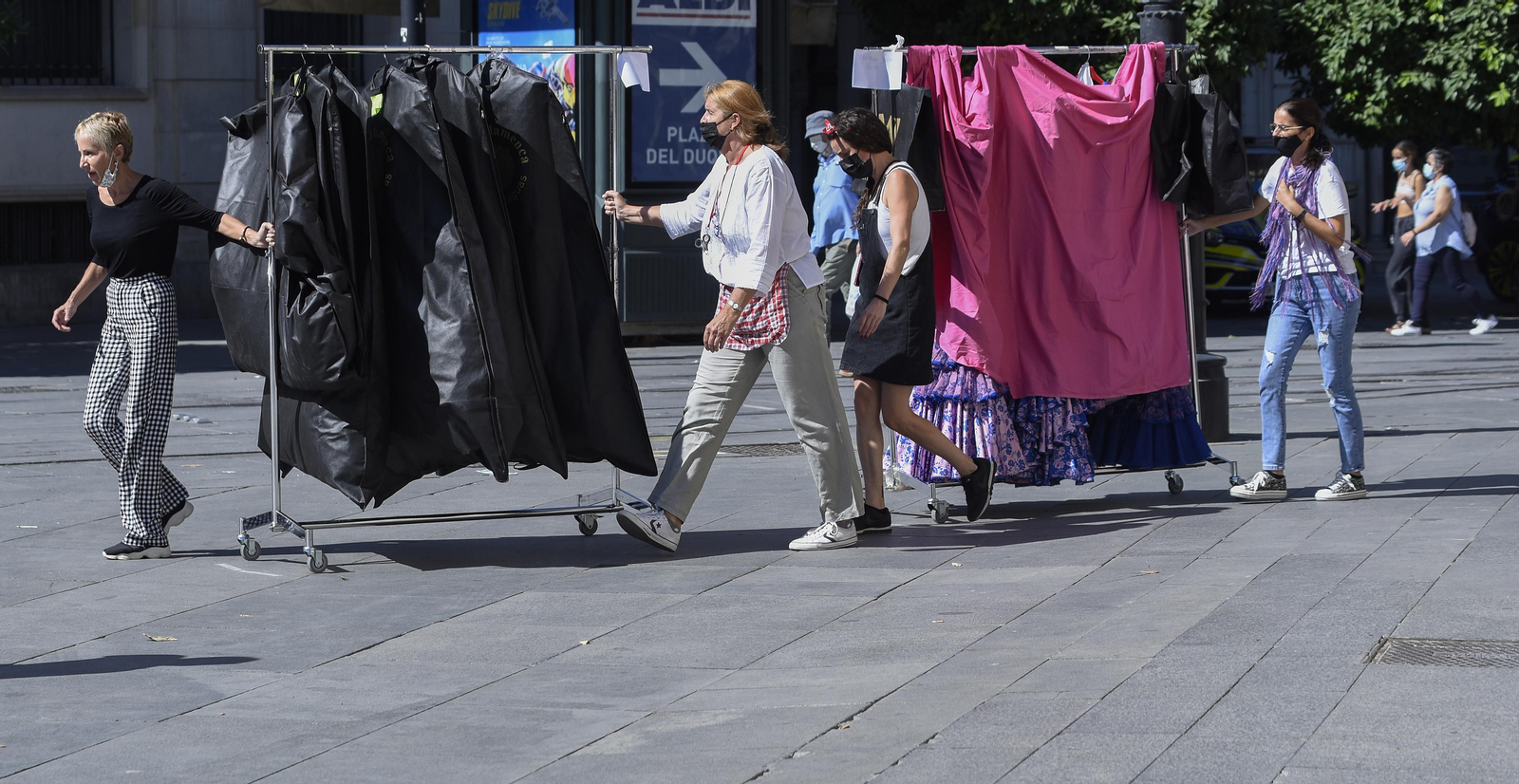 El desfile de moda flamenca de la Avenida de la Constitución, en imágenes
