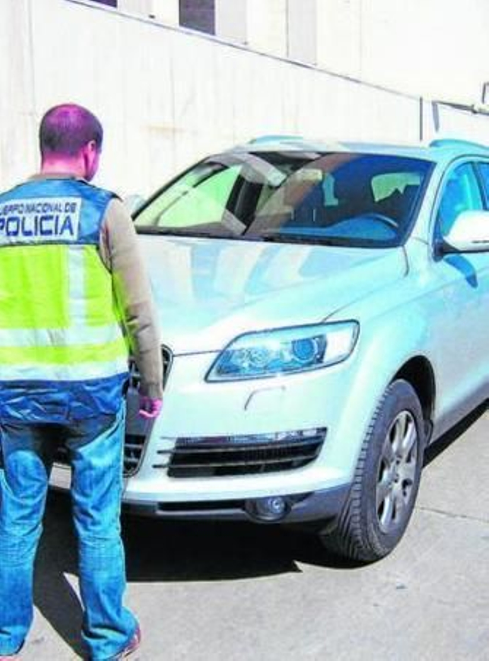 Un policía junto a un vehículo sustraído.