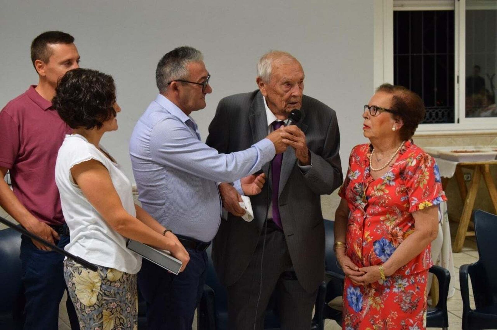 El alcalde de Íllar, Carmelo Llobregat, sostiene el micro a Pepe Casas en una de sus últimas apariciones en público