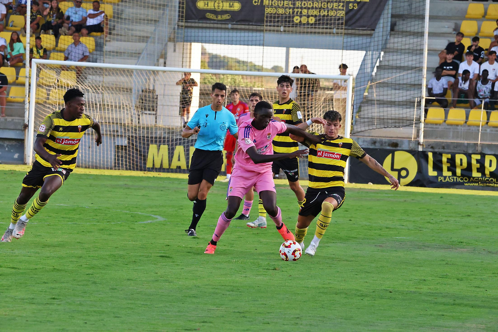 Imágenes del Trofeo de la Bella entre el San Roque de Lepe y el Recreativo de Huelva