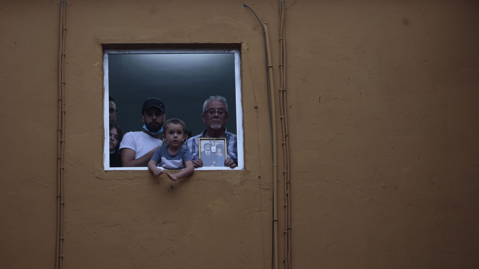 La familia García Robles, en la ventana de la calle Alondra.