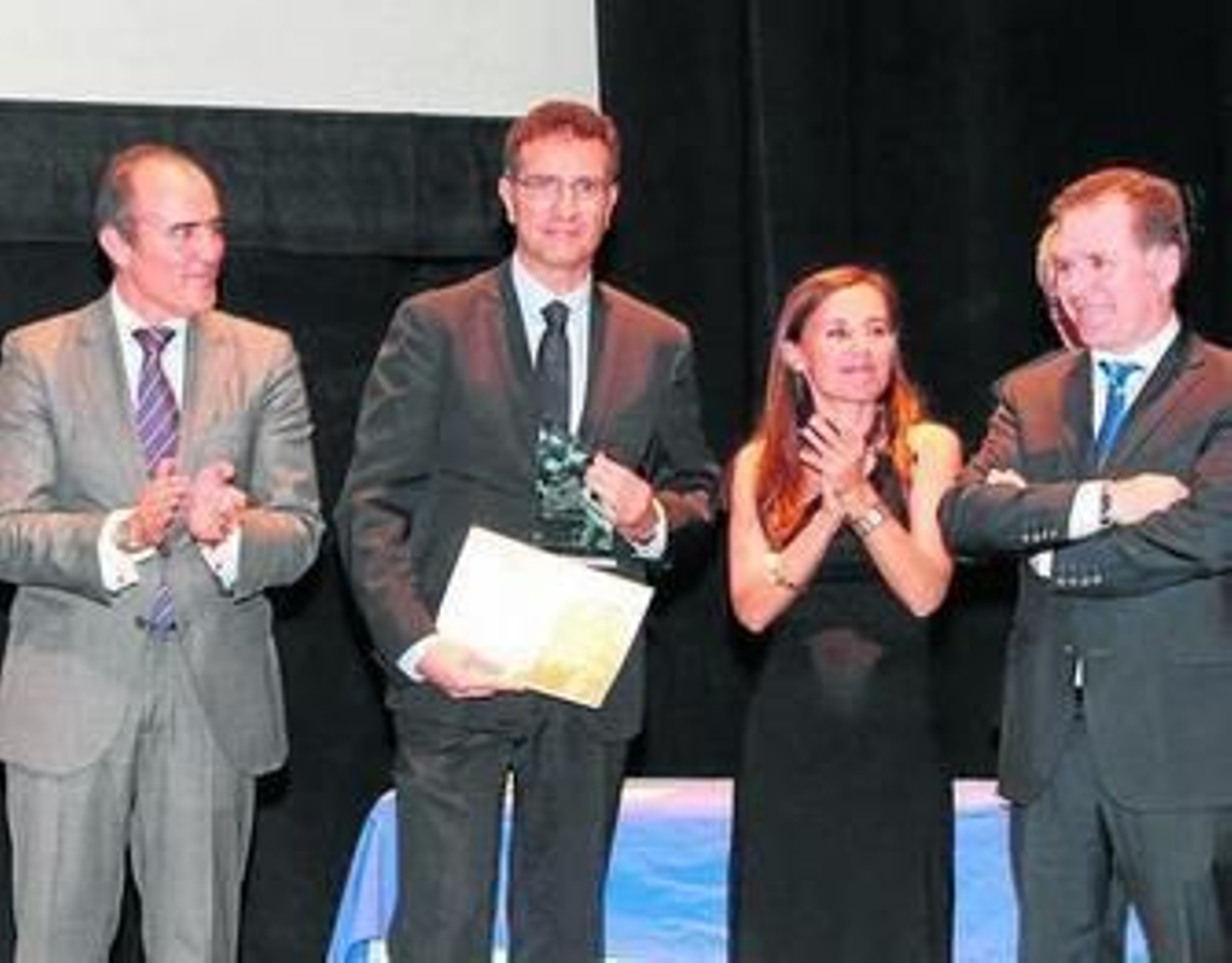 Javier Chaparro, director de 'Huelva Información', recoge el premio.