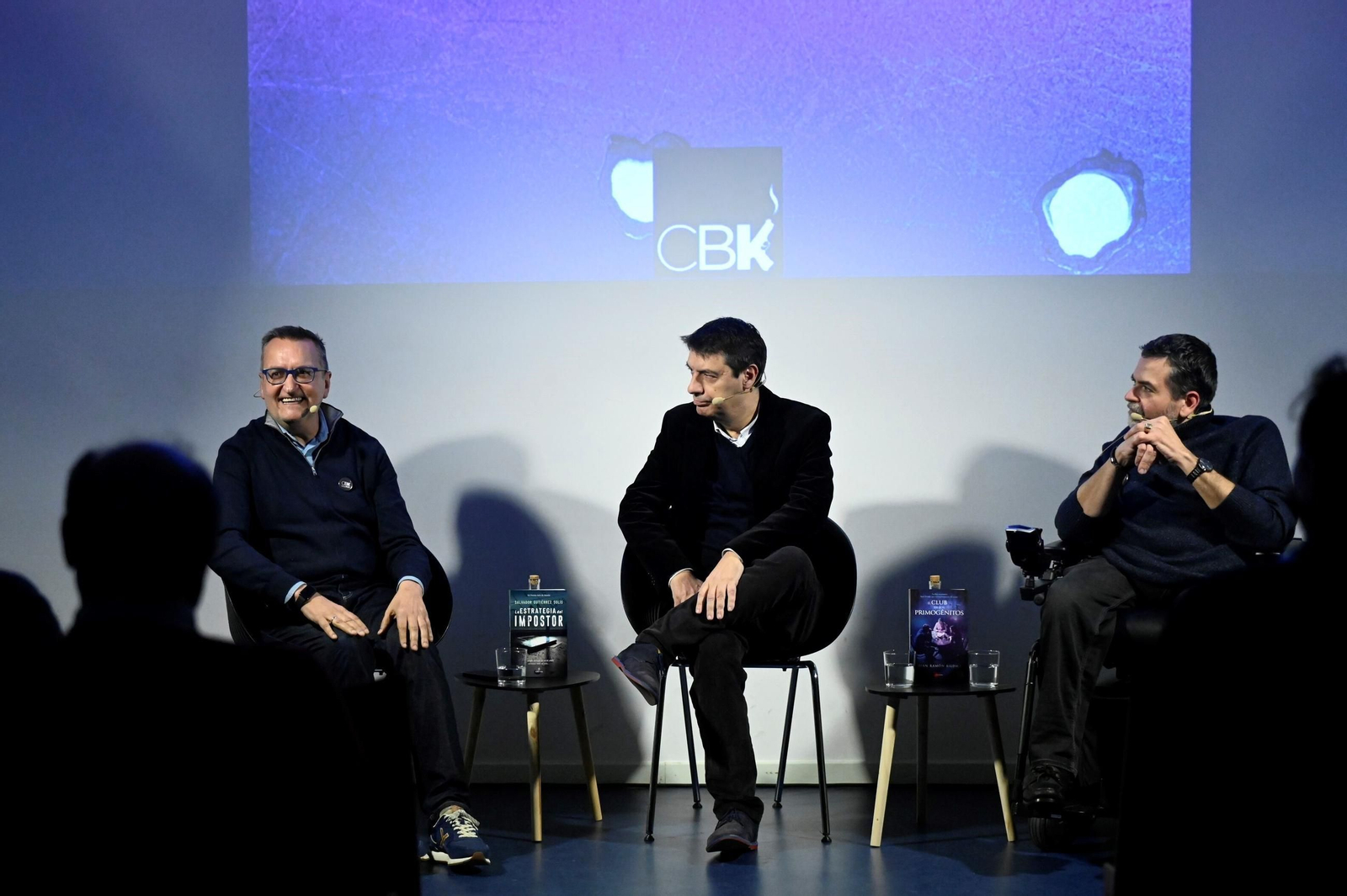 Un momento de la presentacion de la novela de Salvador Gutiérrez Solís en Cordoblack.