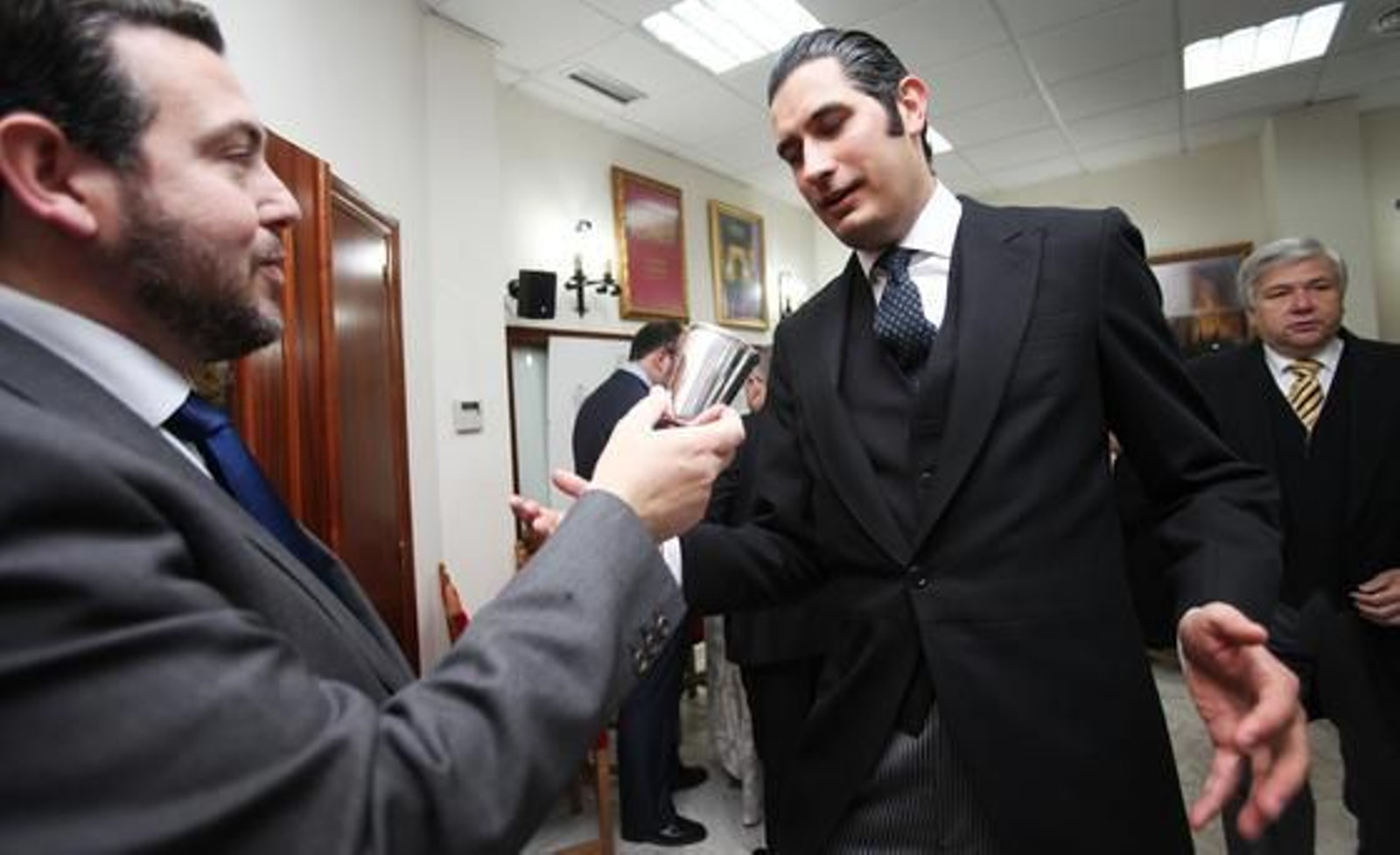 Andrés Cañadas le entrega a José Antonio Zarzana un vaso de plata para que beba durante el pregón.

Foto: Vanesa Lobo