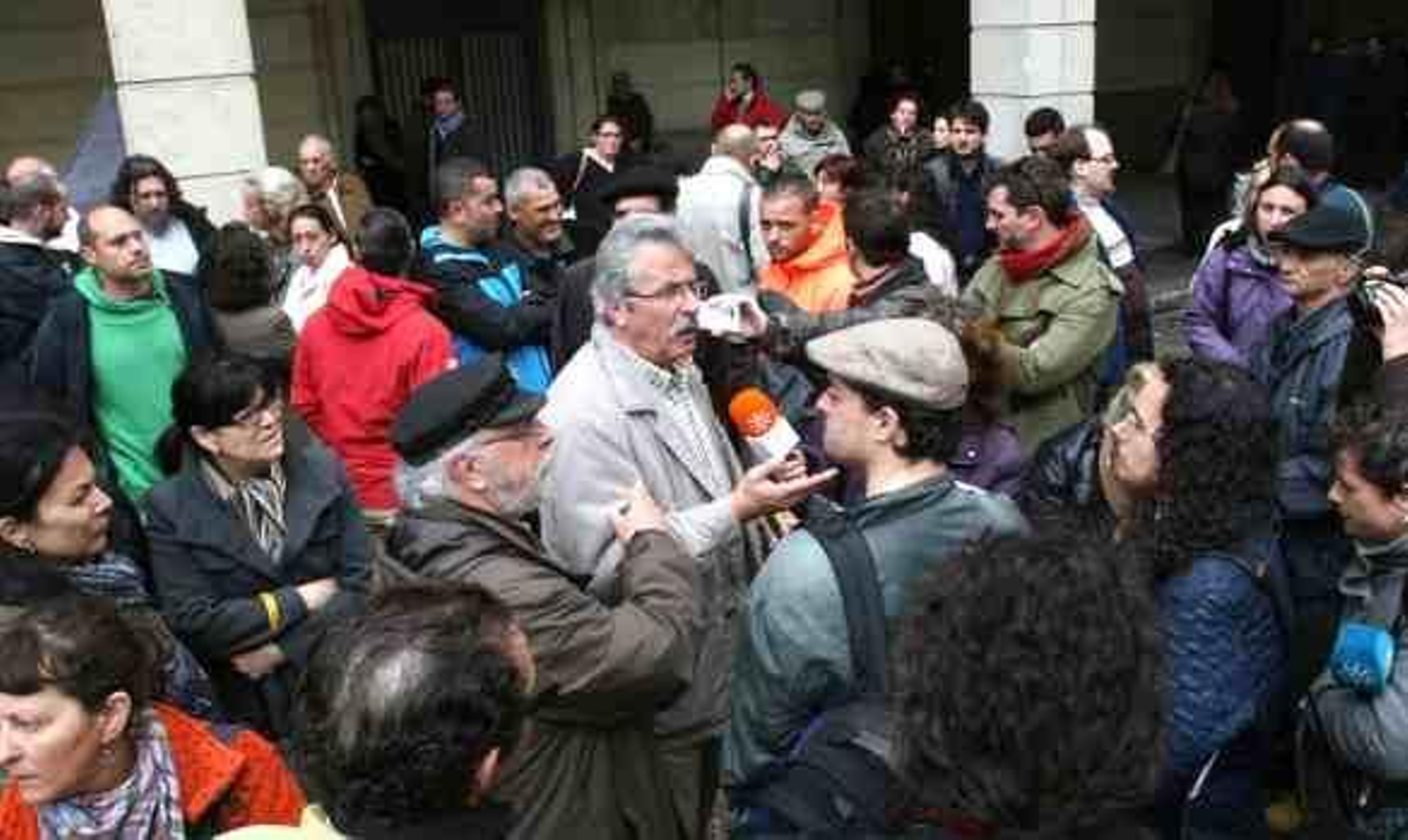 Decenas de personas se concentran ante los juzgados del Prado en apoyo a las 'corralas'