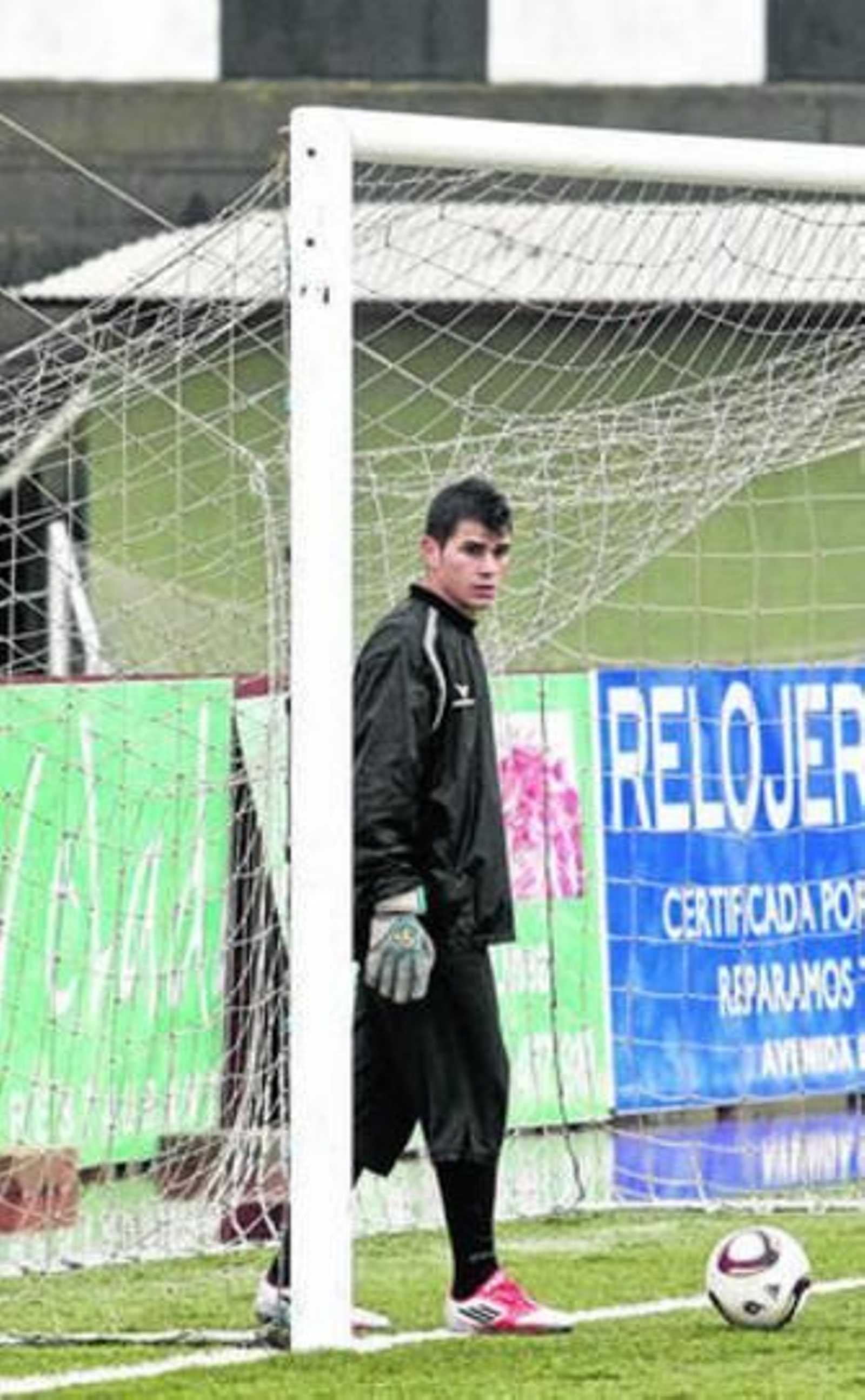 Mateo, en actitud reflexiva, junto al poste.