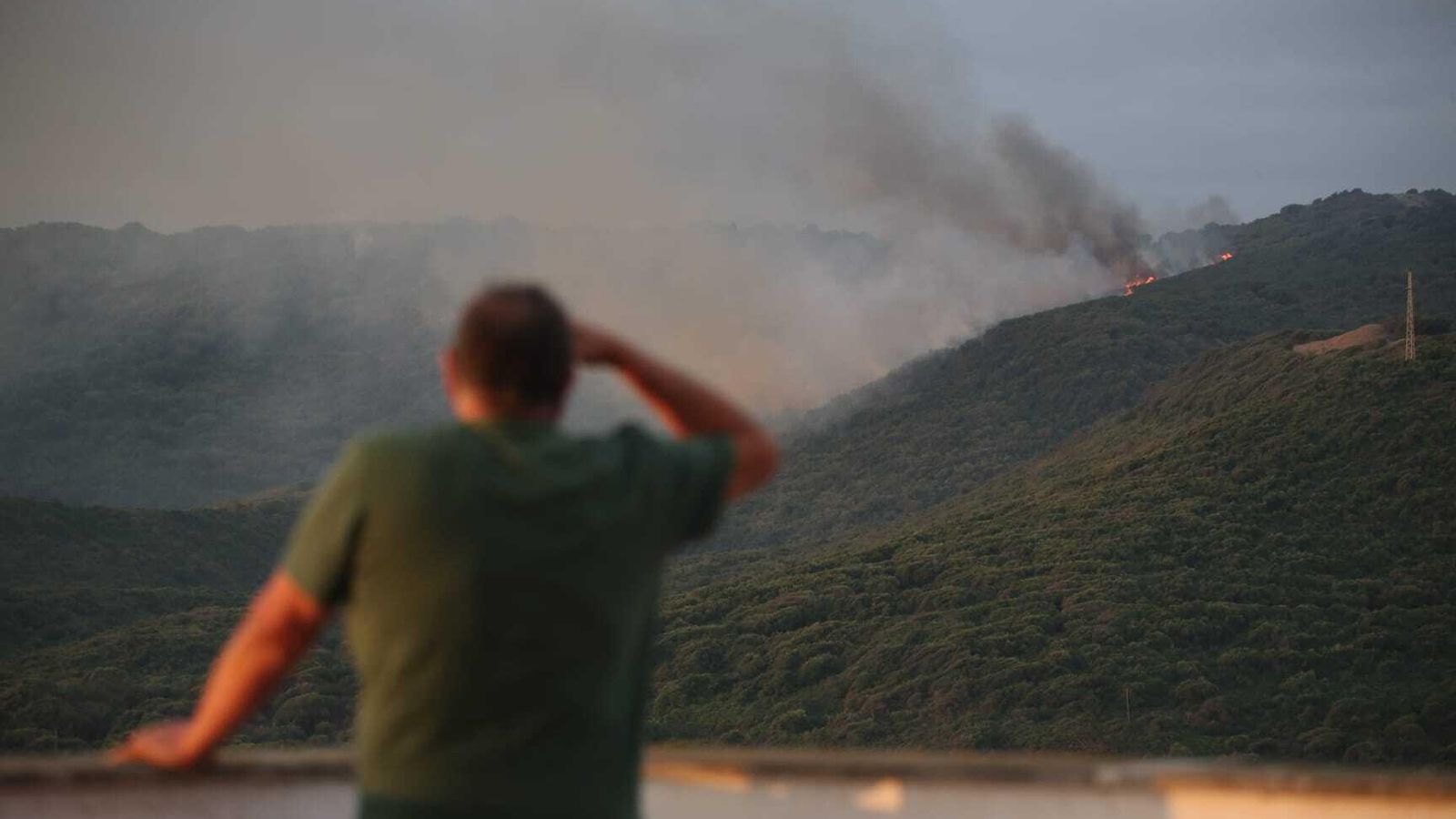 Un hombre observa el incendio, a primera hora de este domingo.