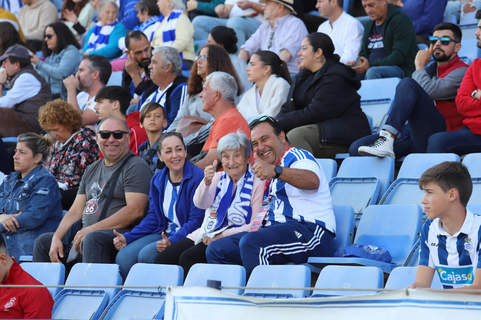 Imágenes del gran ambiente en el Nuevo Colombino para ver el  Recre-Burgos