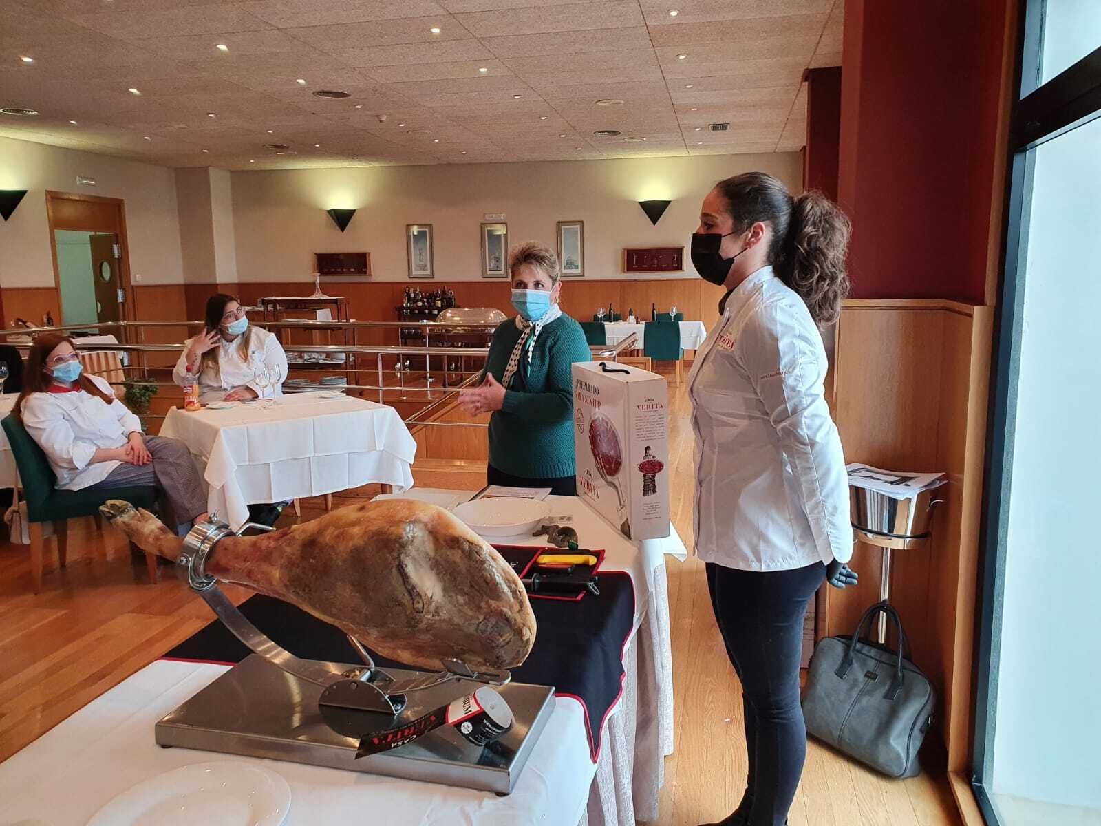 Un momento del seminario dedicado al corte del jamón.