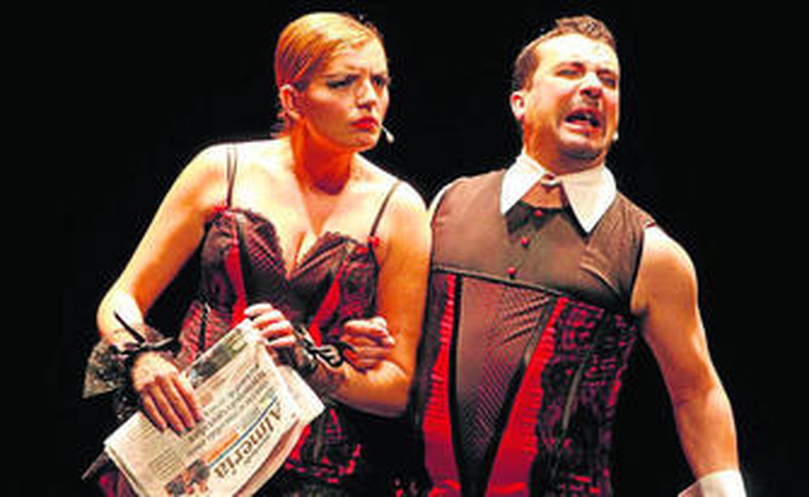 Paz de Alarcón, en un momento del cabaret 'Dudual News', con el también actor Juanjo Macías.