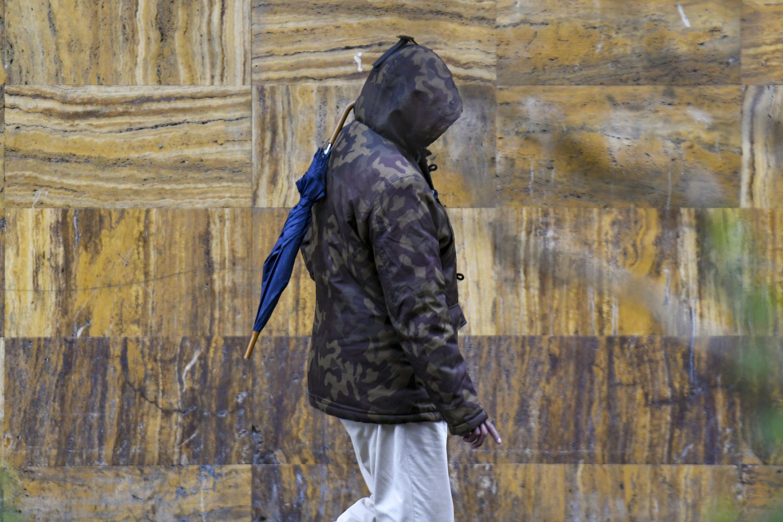 Con la falta de luz disminuyen los niveles de serotonina, lo que nos hace sentirnos más tristes.